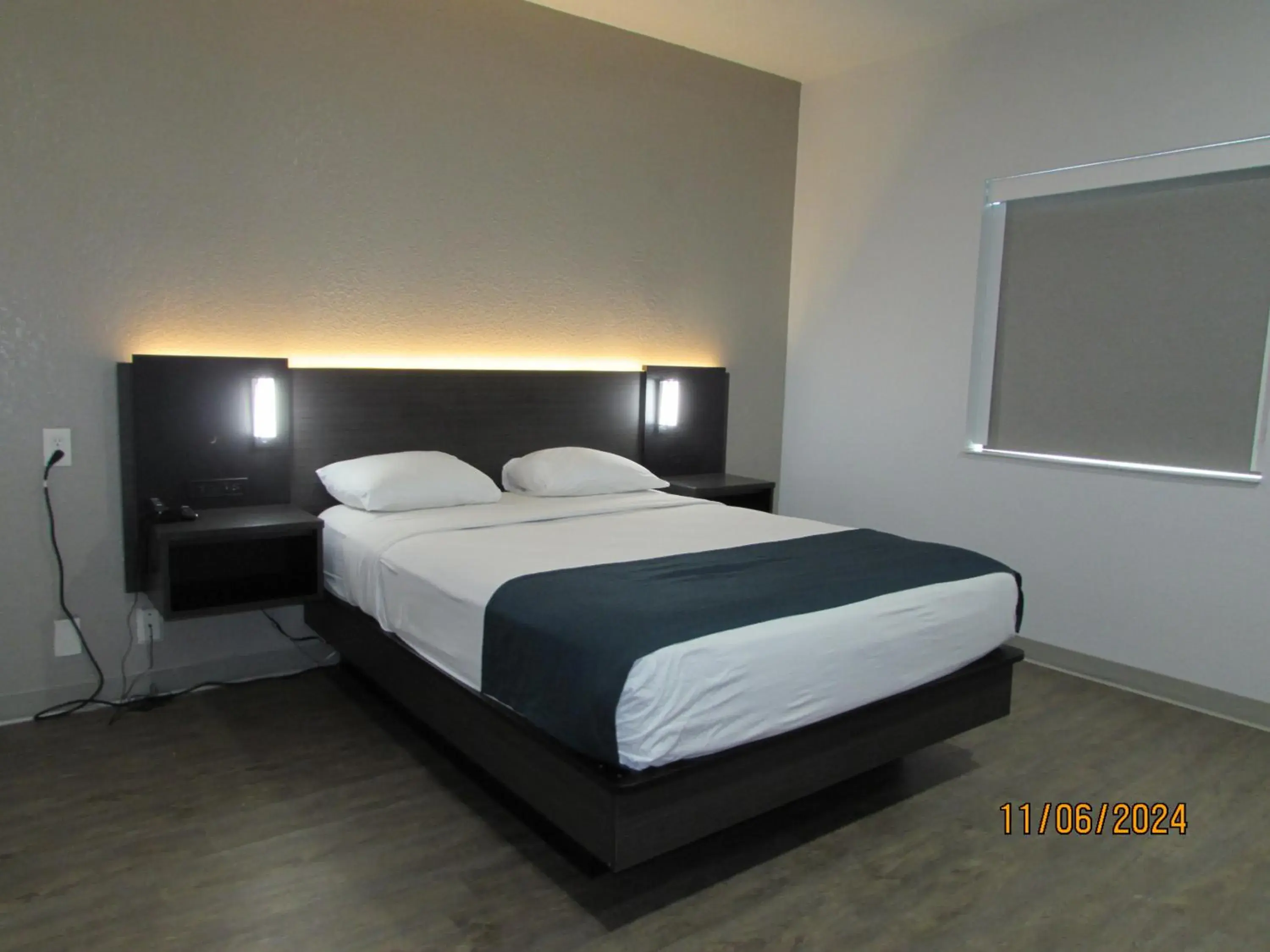 Bedroom, Bed in Motel 6-West Des Moines, IA Bedroom, Bed in Motel 6-West Des Moines, IA