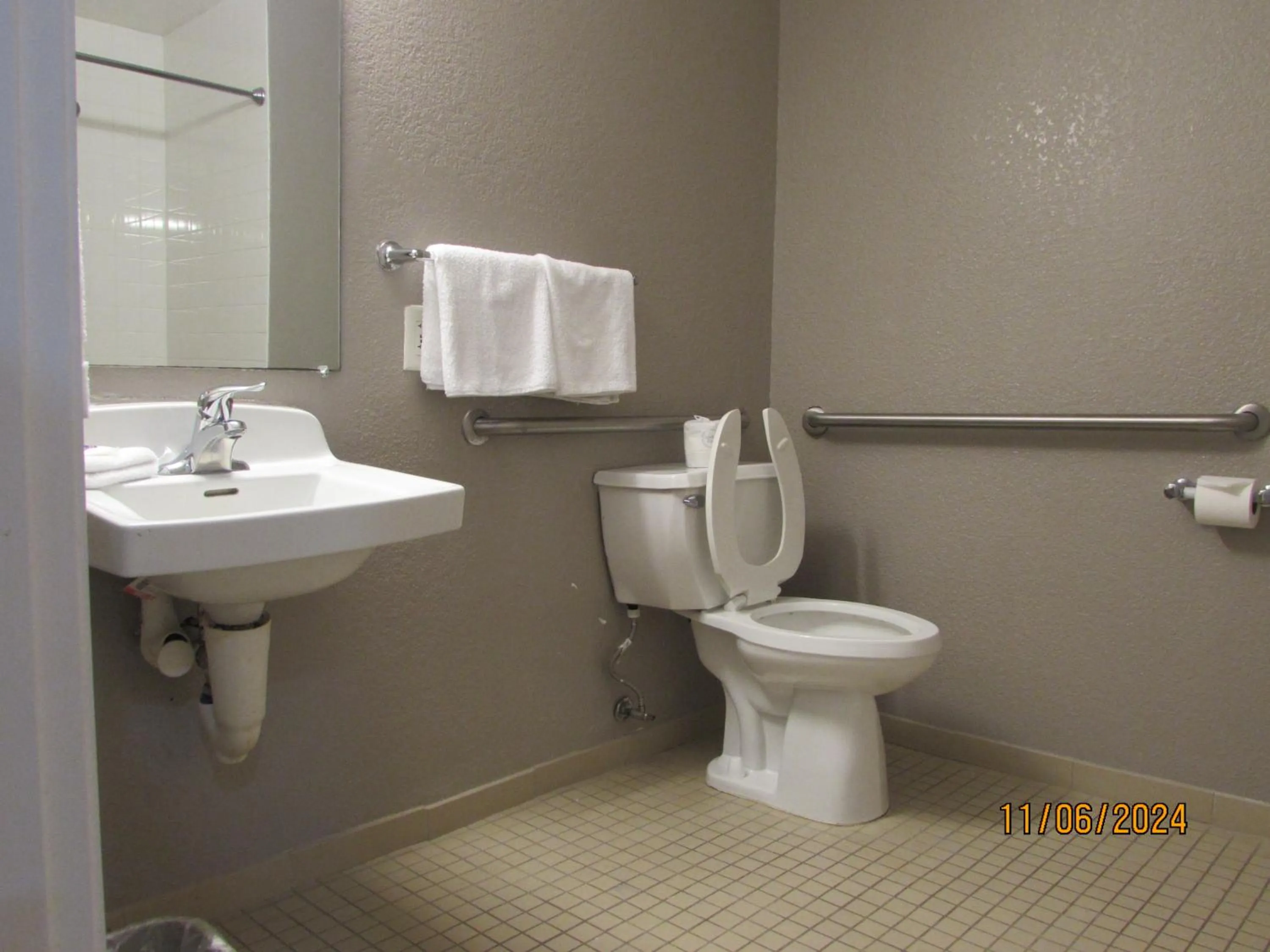 Bathroom in Motel 6-West Des Moines, IA