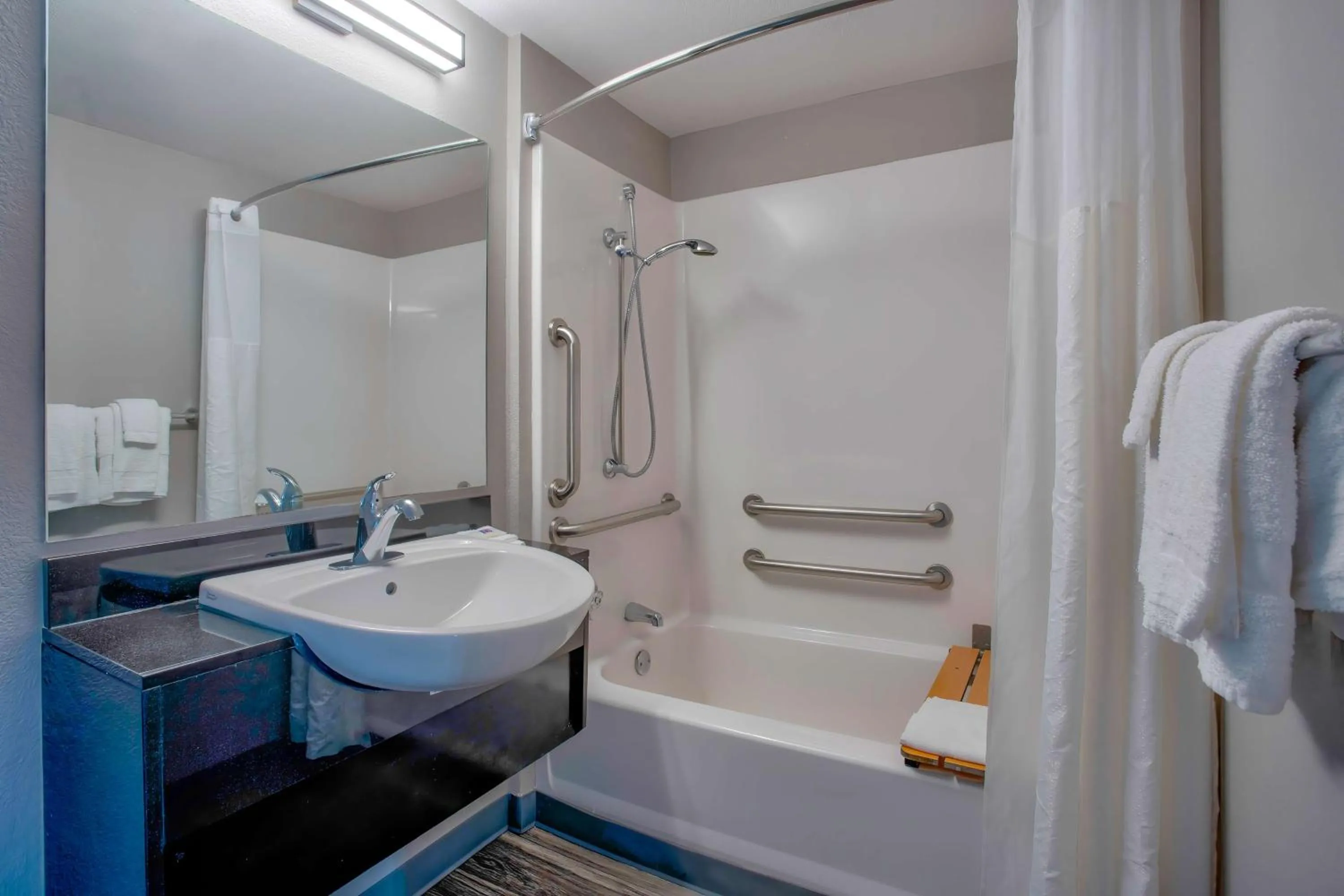 Bathroom in Motel 6-Richland, WA - Kennewick