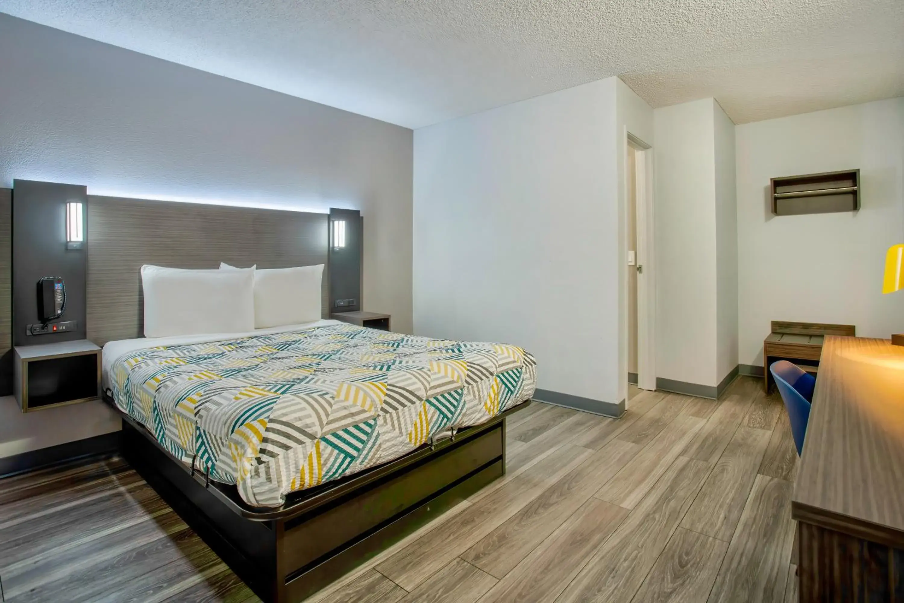 Deluxe Queen Room in Motel 6-Richland, WA - Kennewick Deluxe Queen Room in Motel 6-Richland, WA - Kennewick