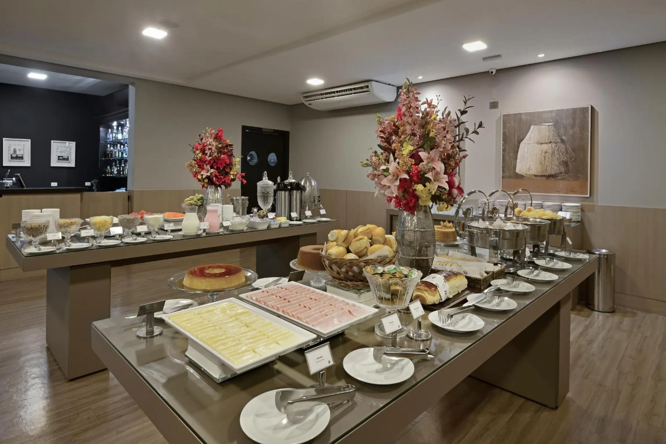 Food and drinks in Garden Hotel