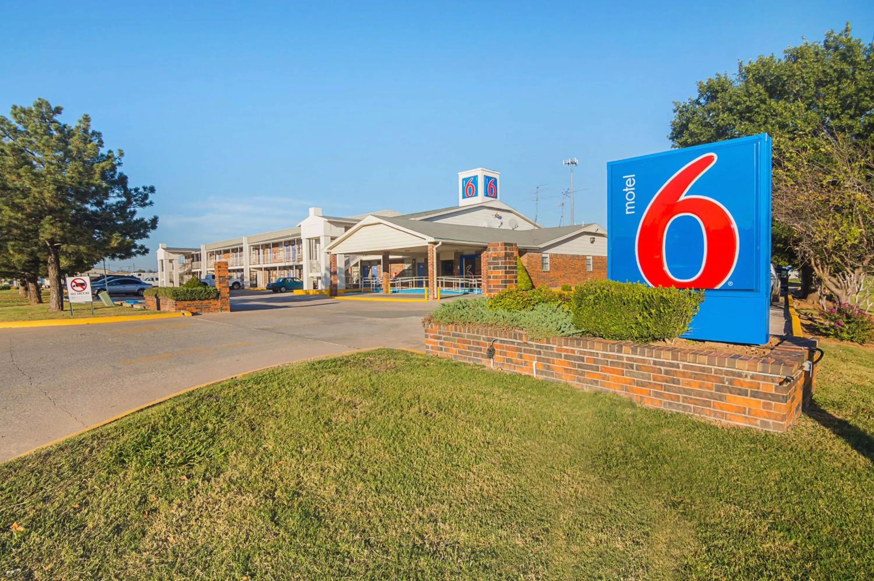 Property building in Motel 6-Lawton, OK