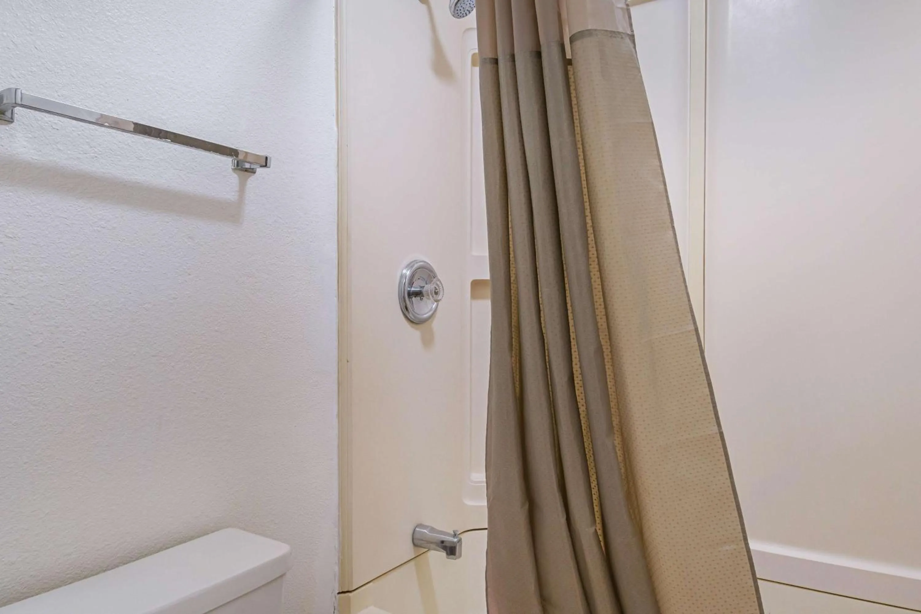 Bathroom in Motel 6-Knoxville, TN - North