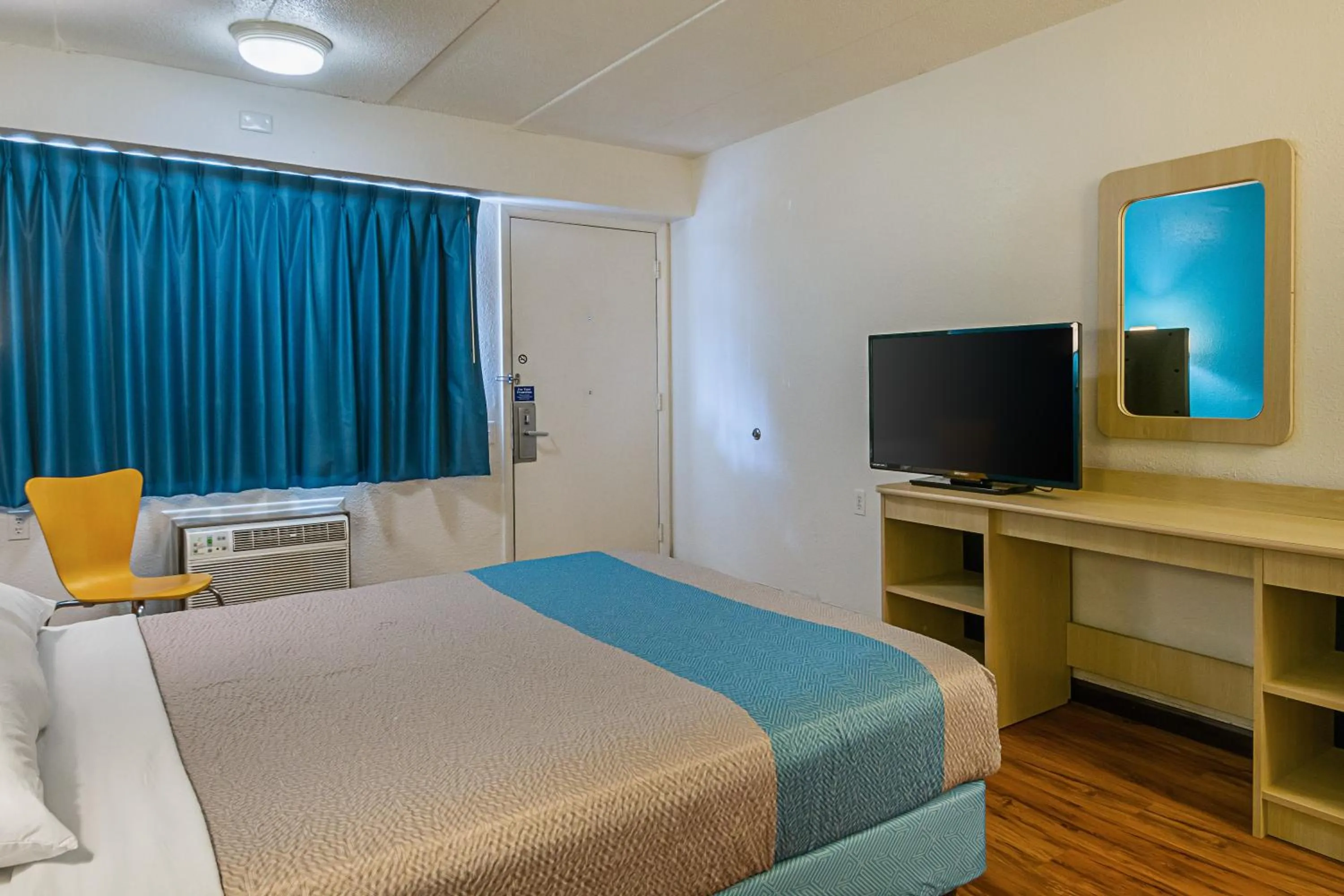 Bedroom, Bed in Motel 6-Knoxville, TN - North