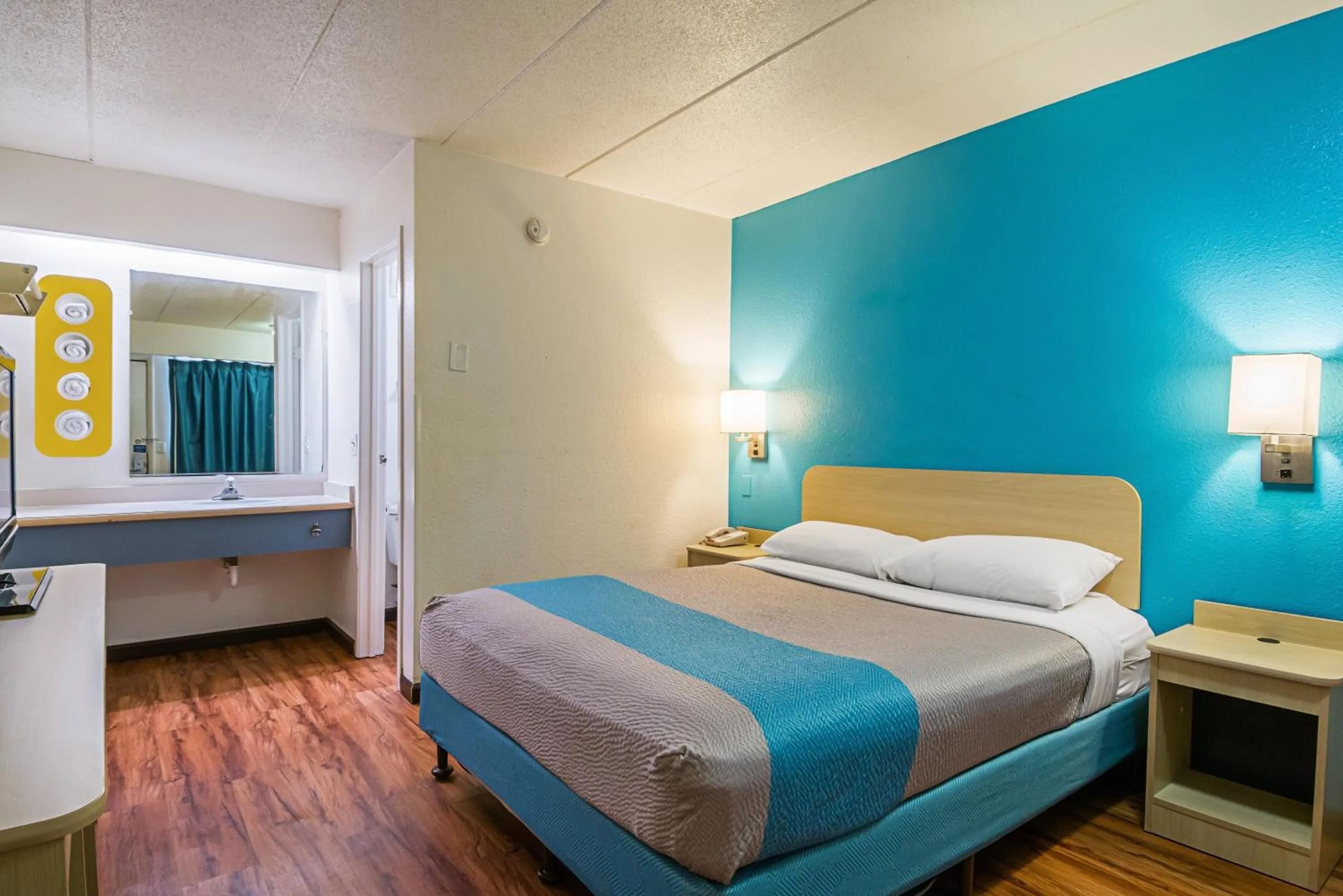 Bedroom, Bed in Motel 6-Knoxville, TN - North