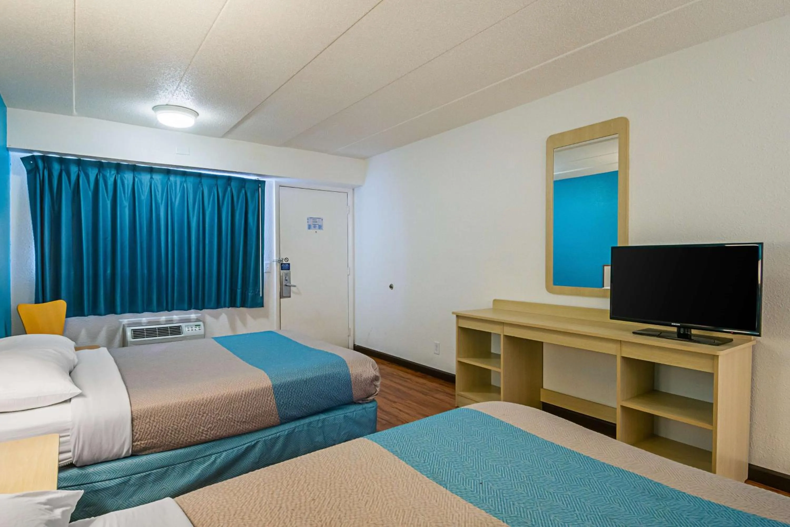 Photo of the whole room, Bed in Motel 6-Knoxville, TN - North