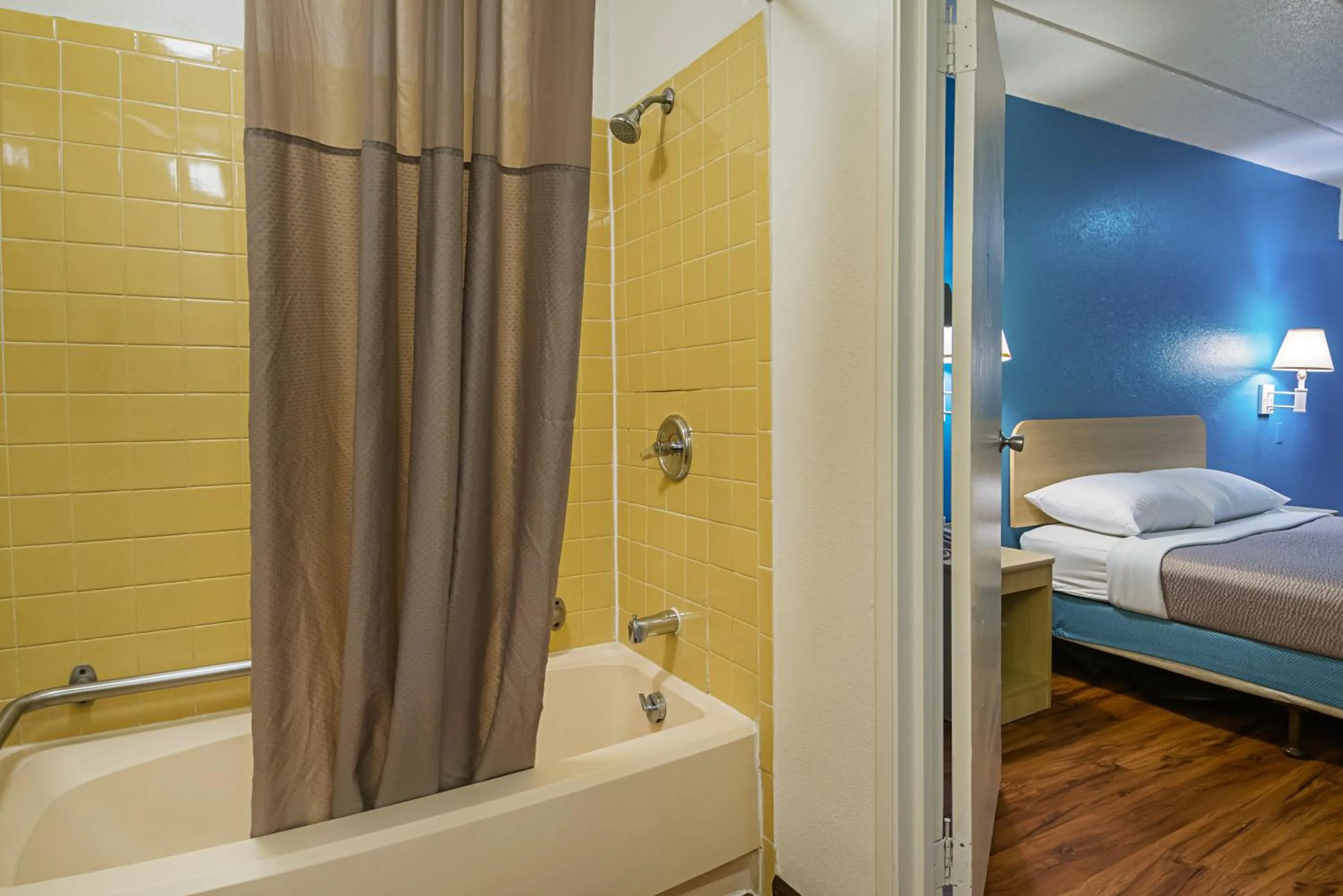 Bathroom, Bed in Motel 6-Knoxville, TN - North