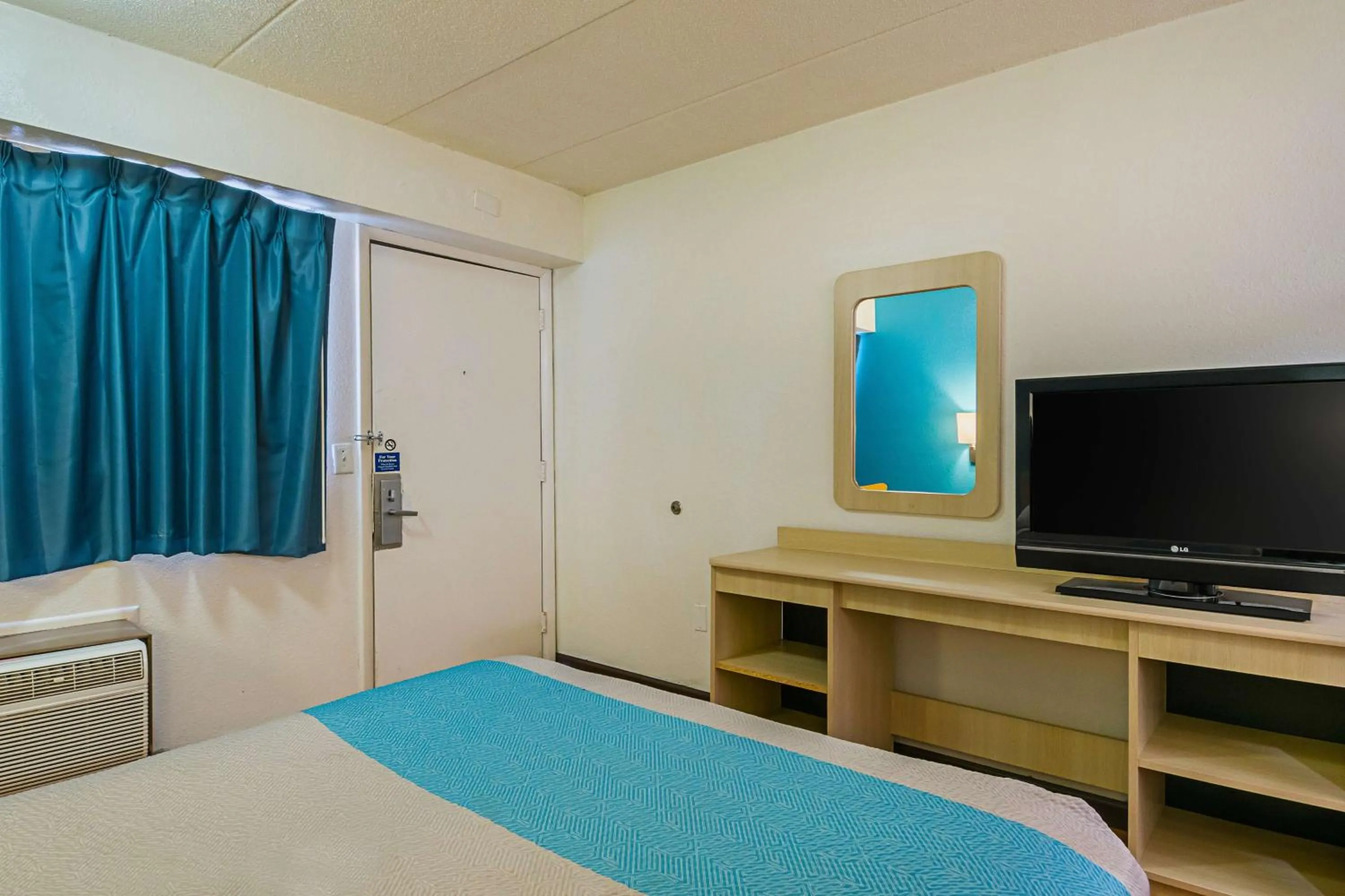 Photo of the whole room, Bed in Motel 6-Knoxville, TN - North