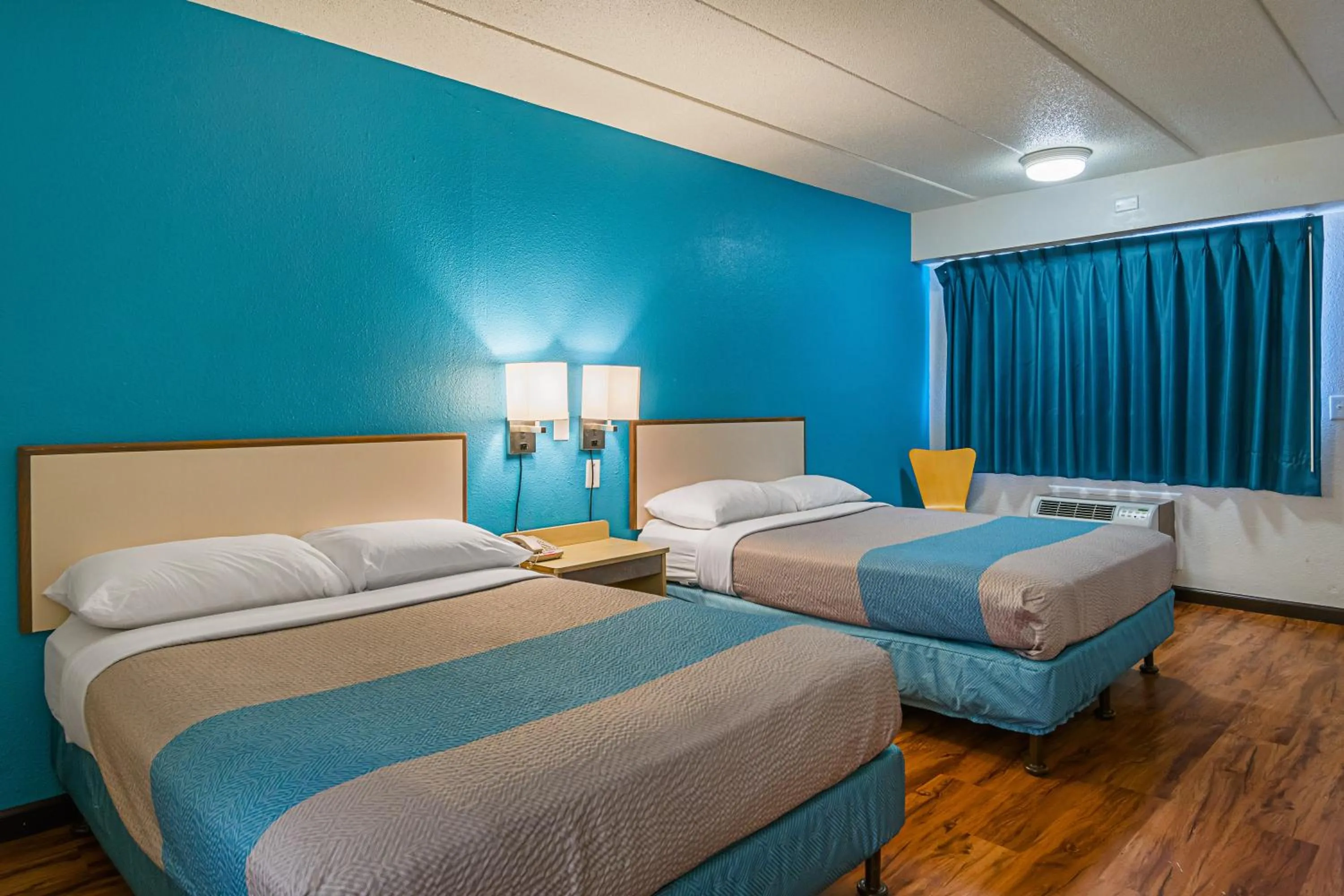 Bedroom, Bed in Motel 6-Knoxville, TN - North