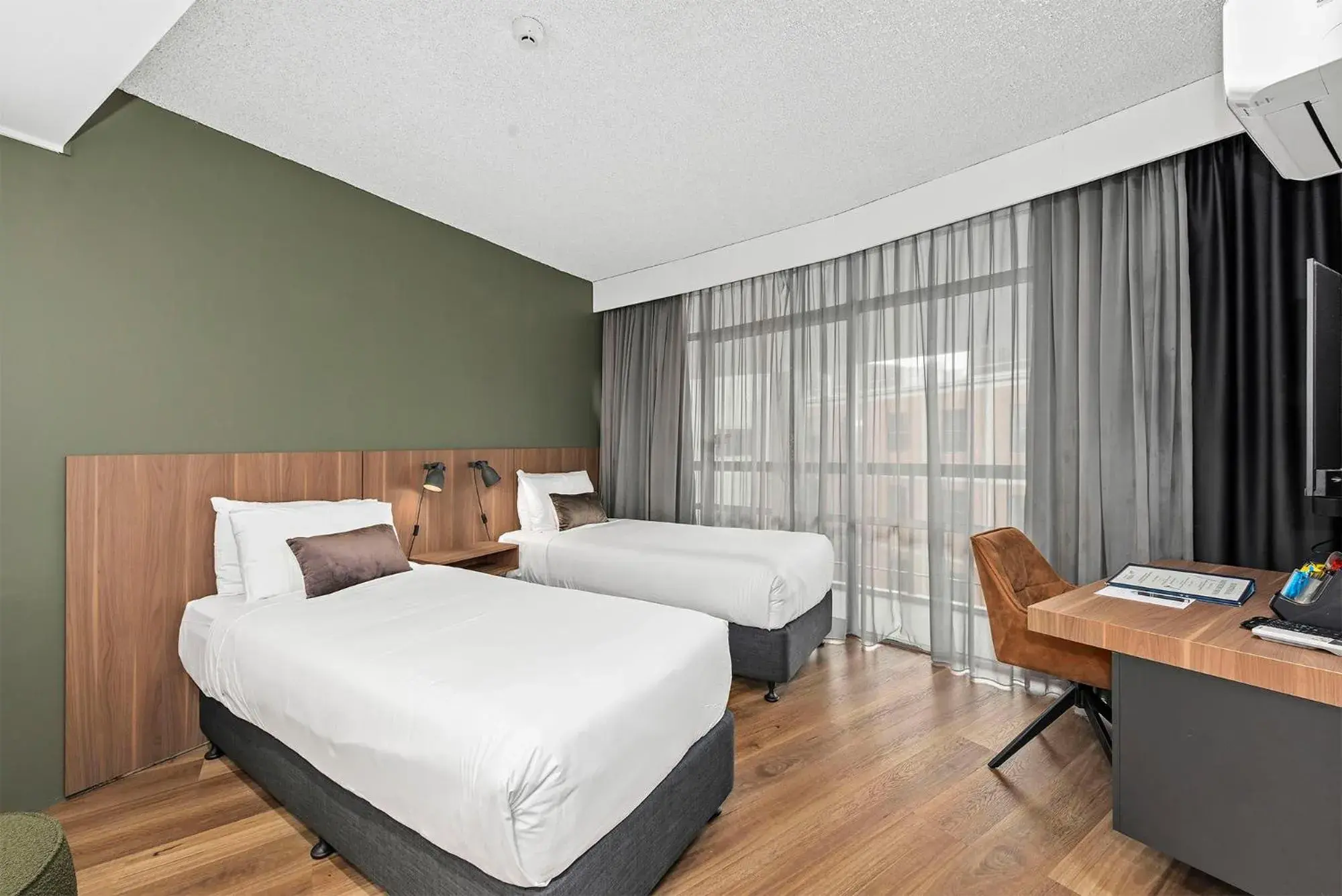 Photo of the whole room, Bed in Madison Tower Mill Hotel Photo of the whole room, Bed in Madison Tower Mill Hotel