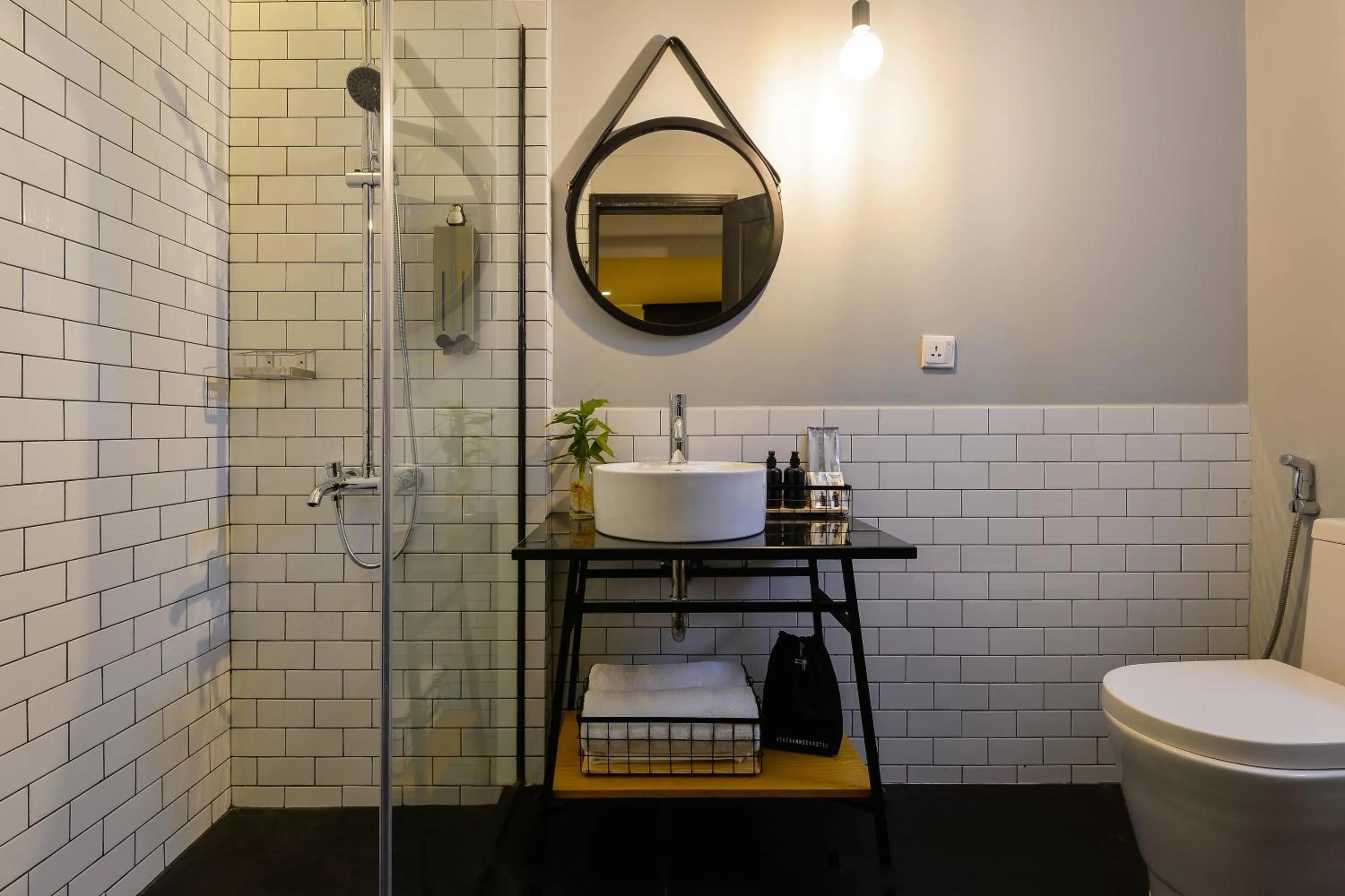 Shower in The Hammock Hotel Fine Arts Museum