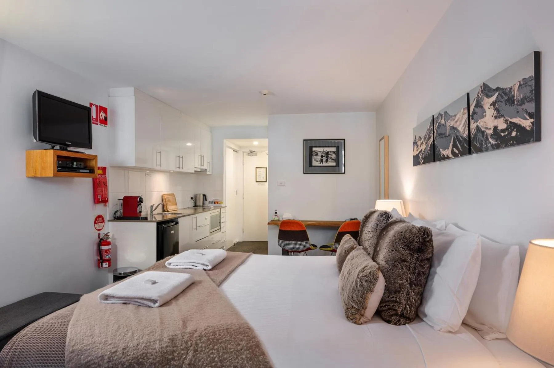 Photo of the whole room, Bed in Snowgoose Apartments