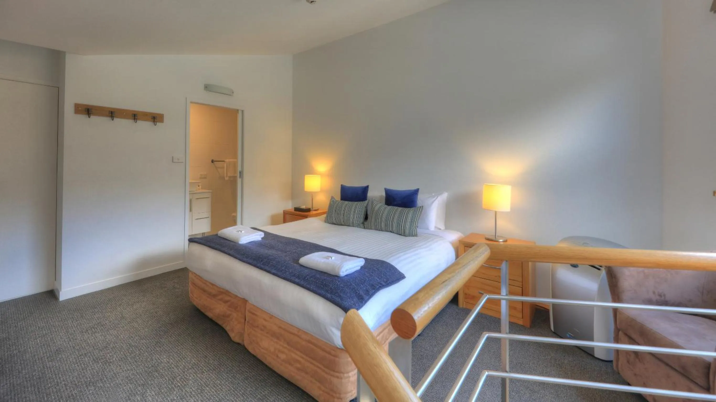 Bathroom, Bed in Snowgoose Apartments