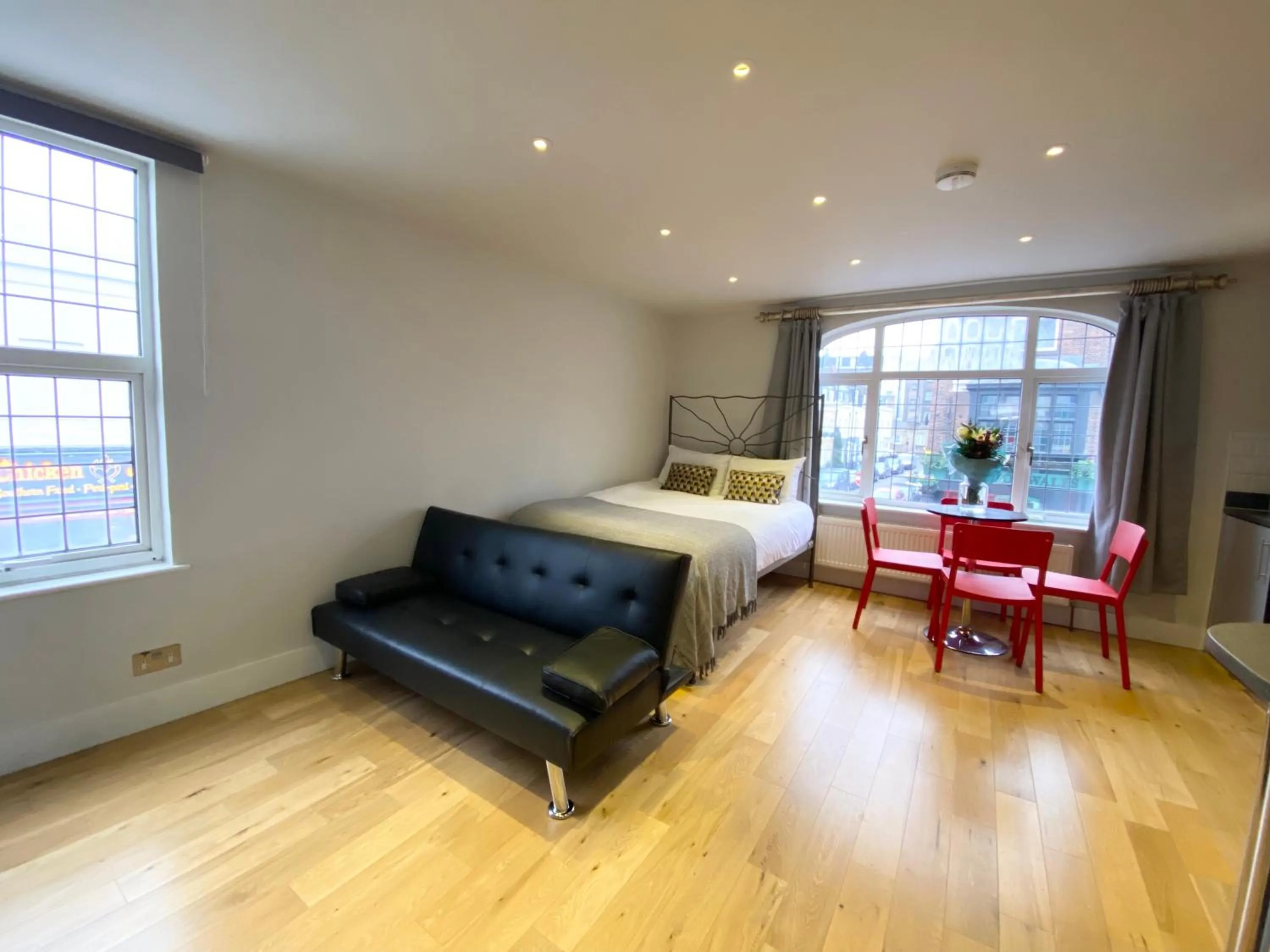 Bed in Stylish Maisonette and Studio in Victoria