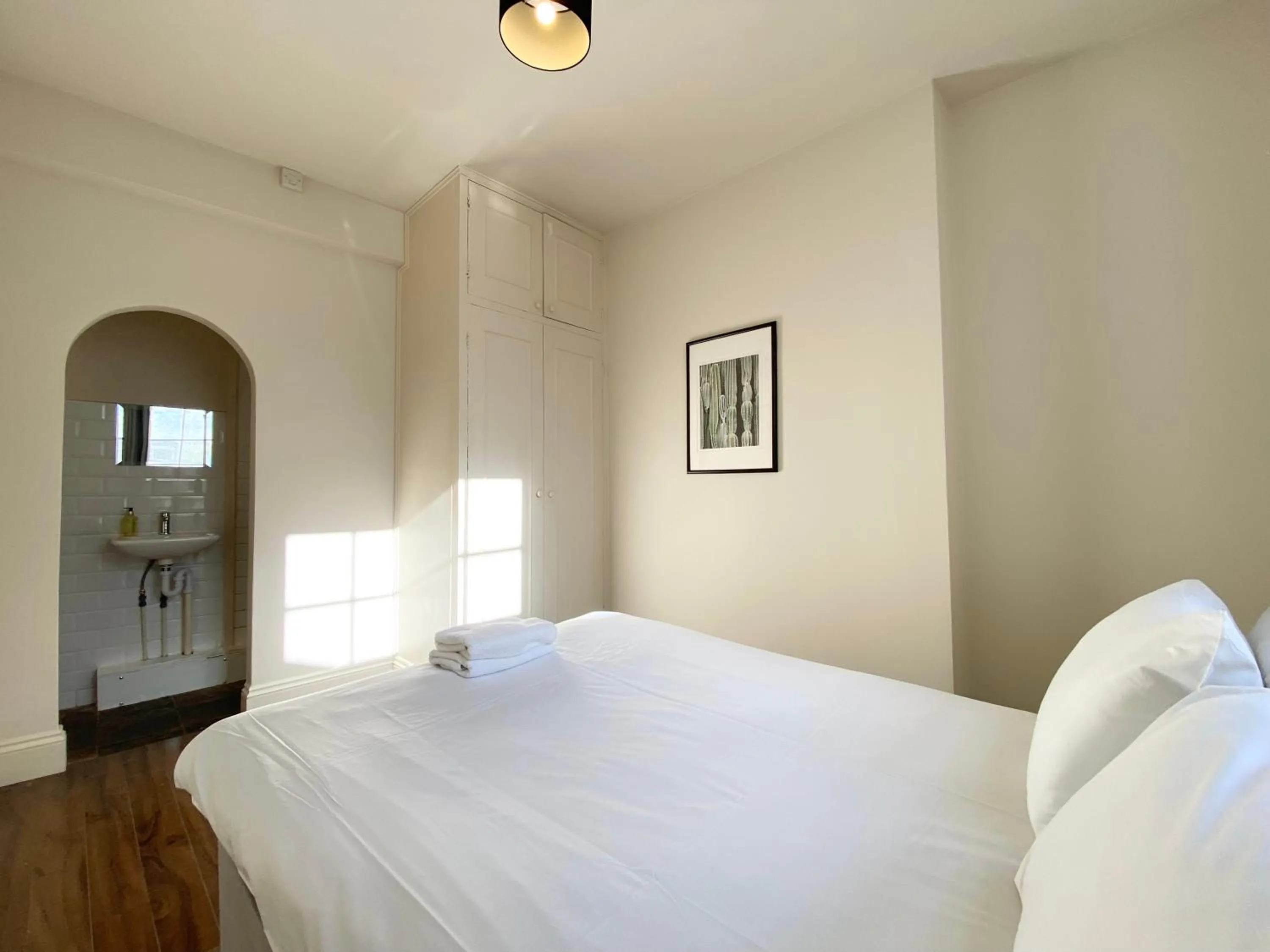 Bed in Stylish Maisonette and Studio in Victoria