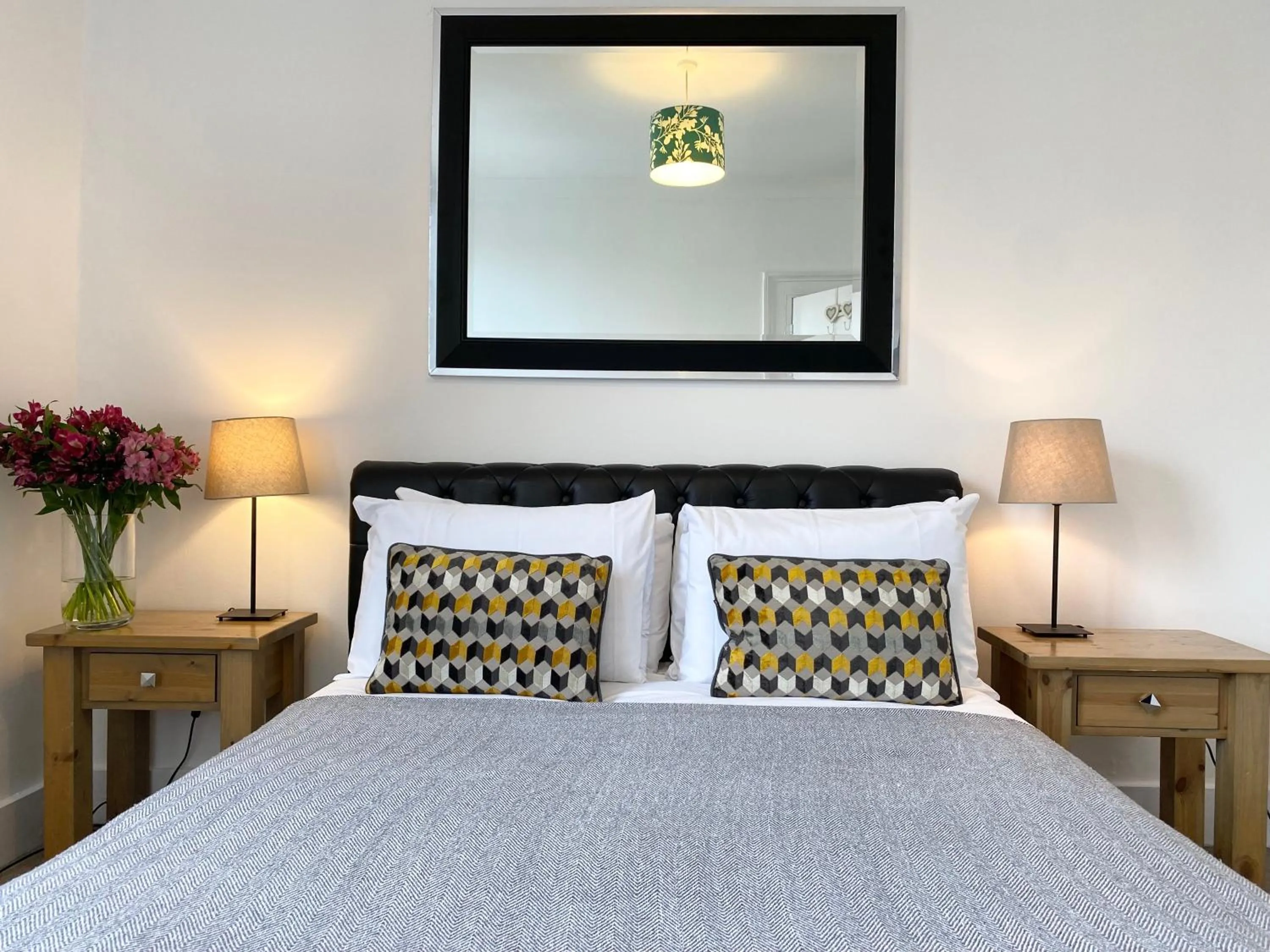 Bed in Stylish Maisonette and Studio in Victoria