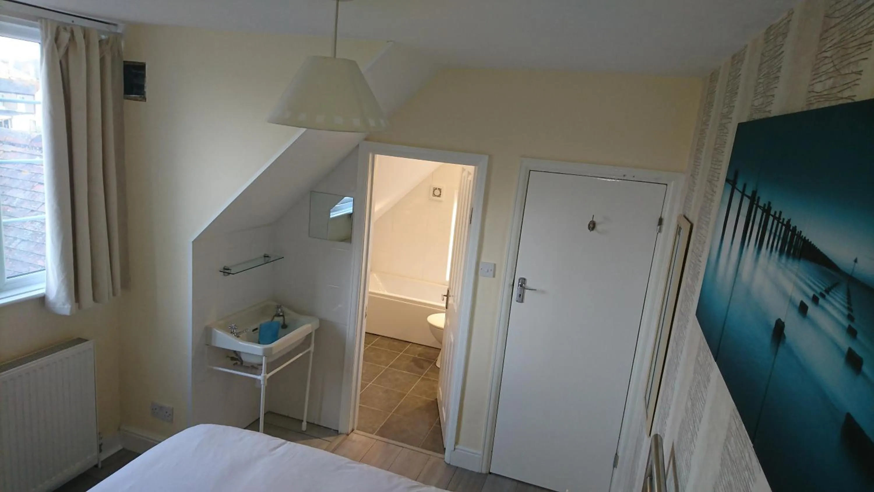 Photo of the whole room, Bed in Shenandoah House