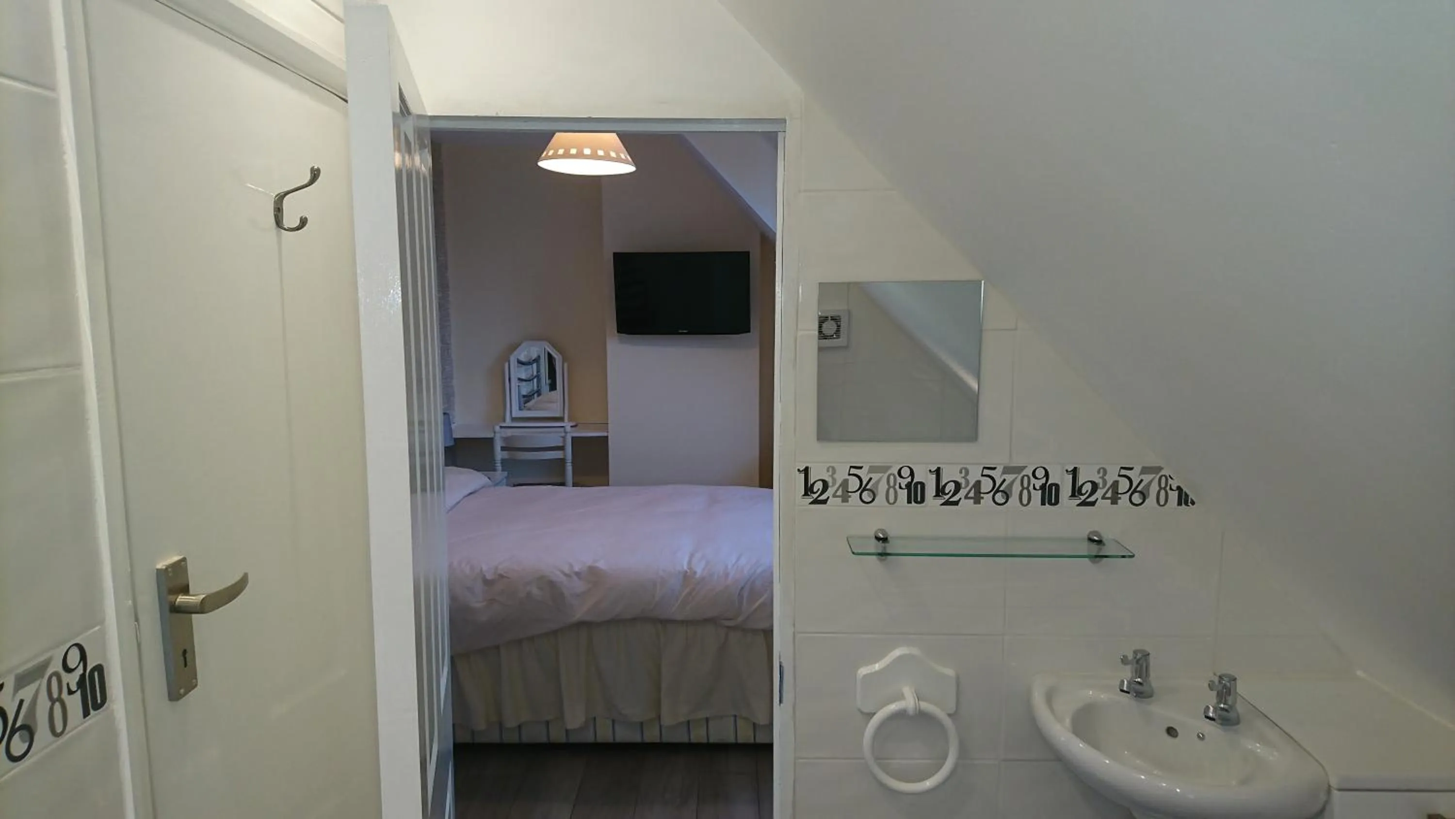 Bedroom, Bed in Shenandoah House