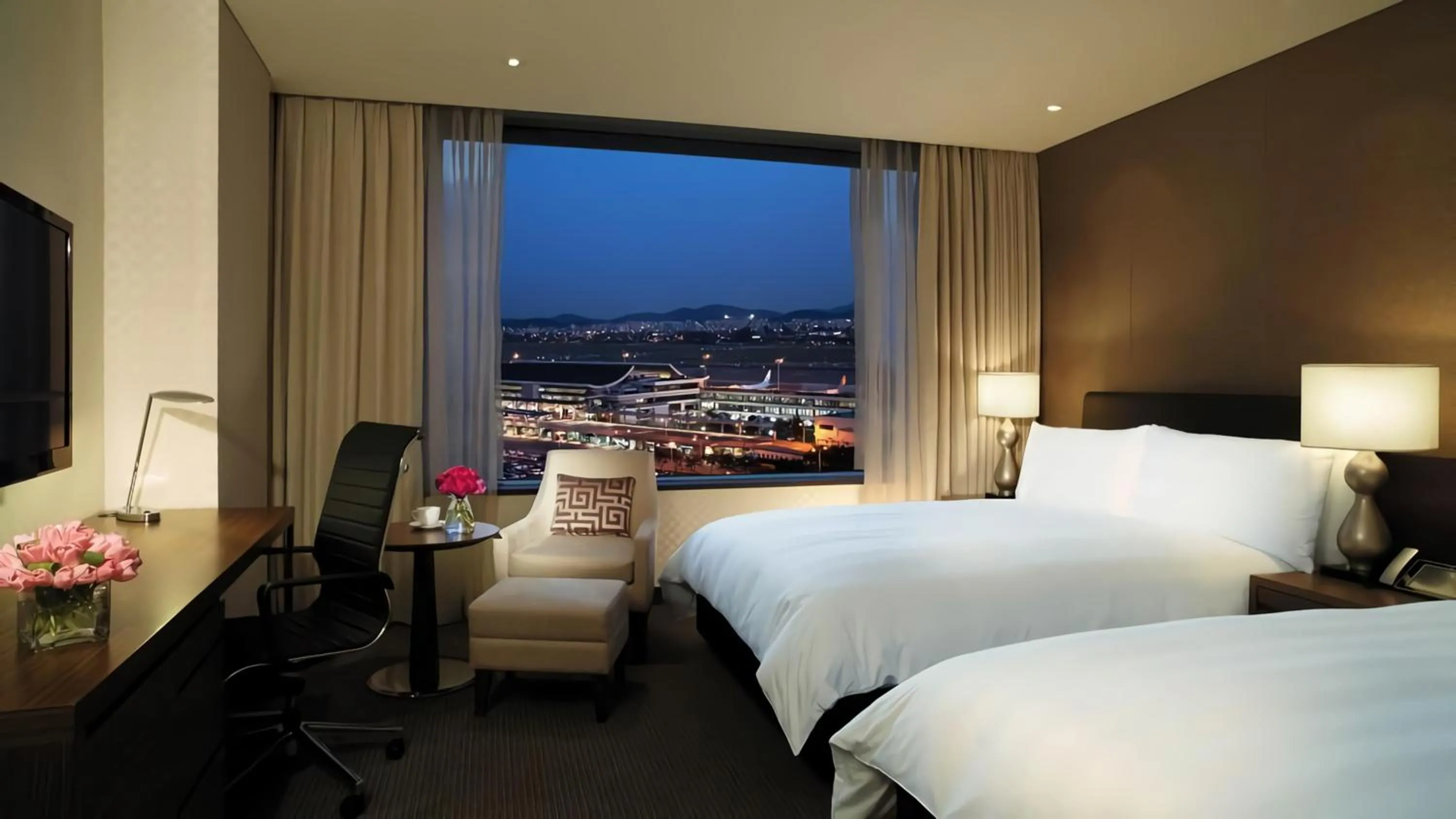 Communal lounge/ TV room, Bed in LOTTE CITY HOTEL Gimpo Airport