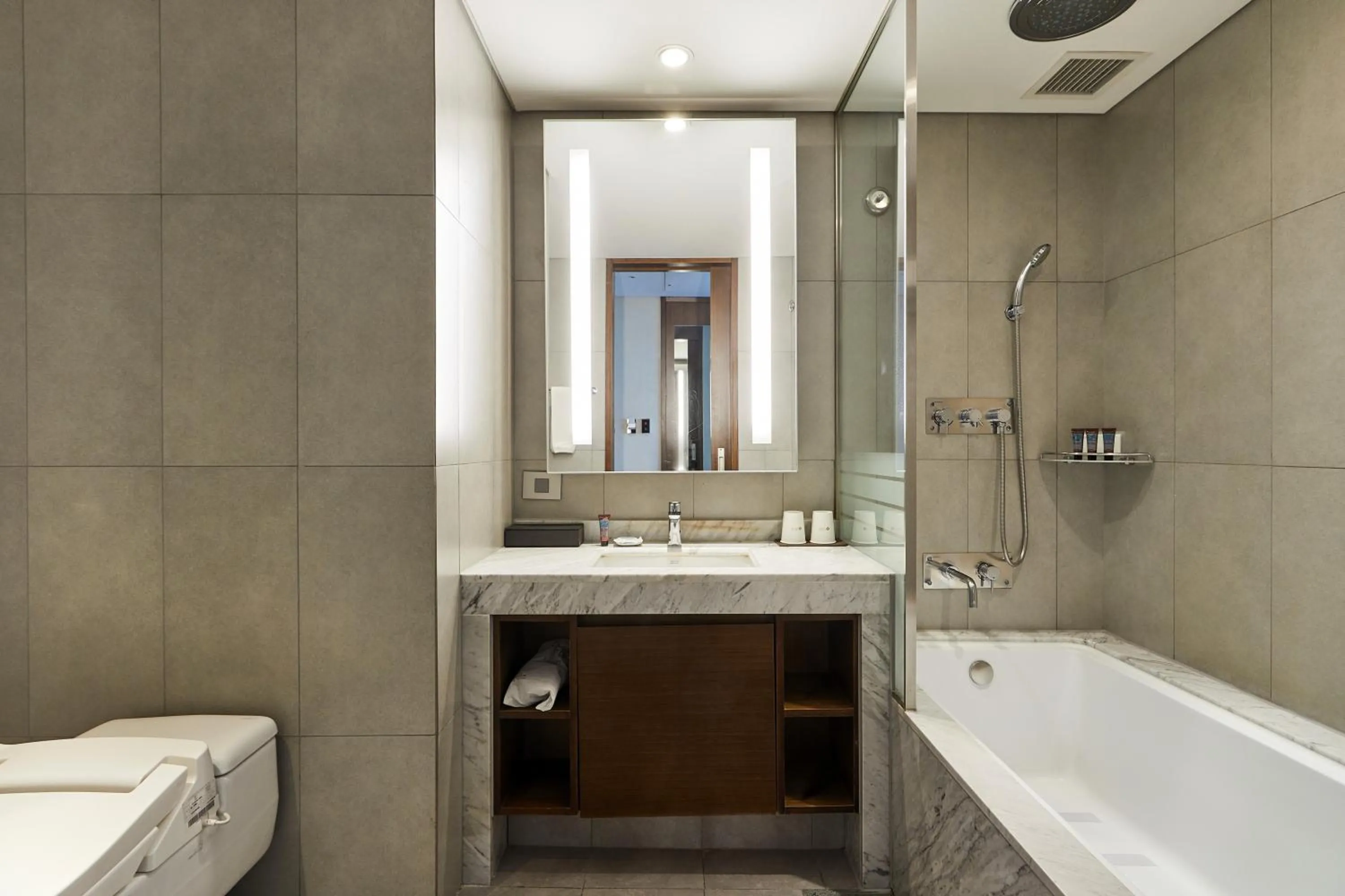 Shower in LOTTE CITY HOTEL Gimpo Airport