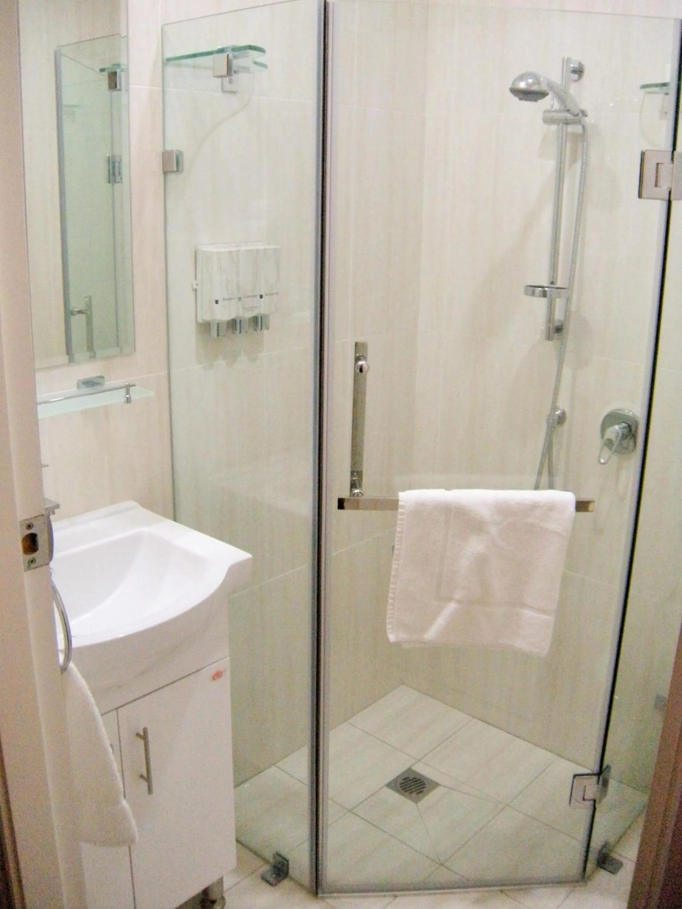 Bathroom in Ryde Inn