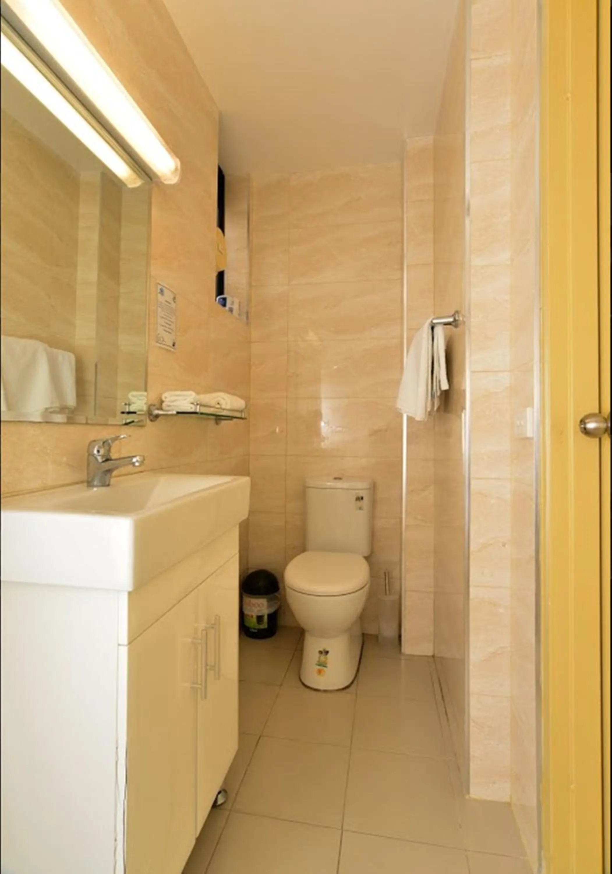 Bathroom in Ryde Inn