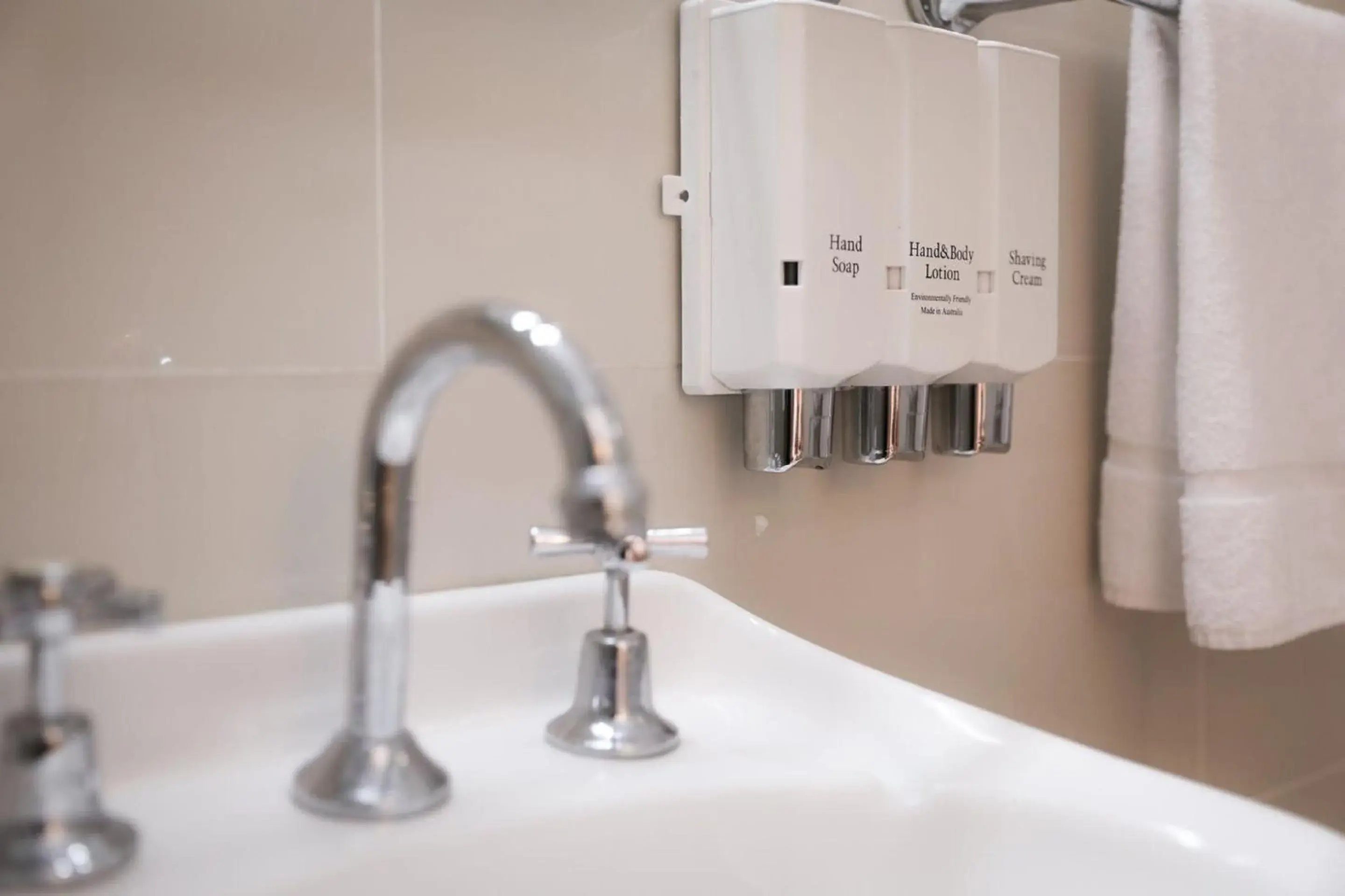 Bathroom in Ryde Inn Bathroom in Ryde Inn