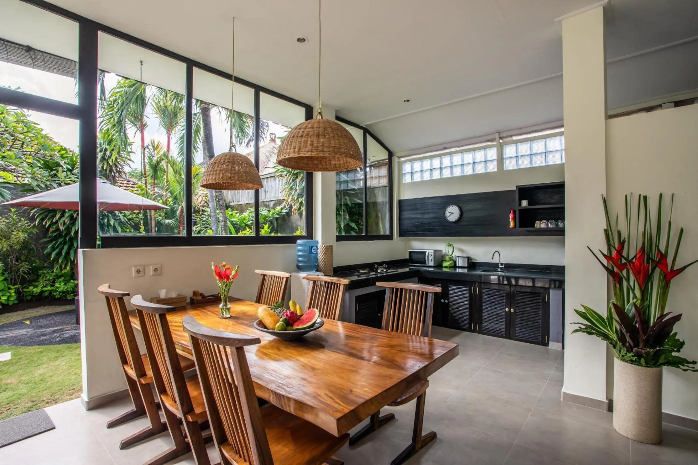 Restaurant/places to eat in Villa Surga