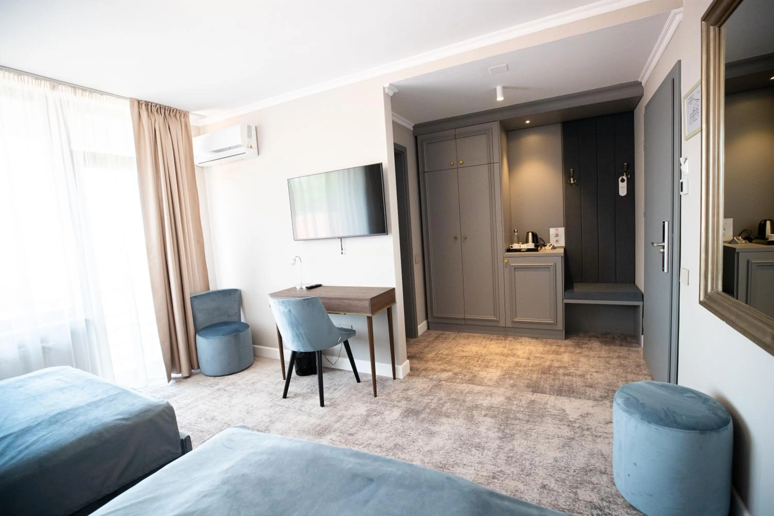 Photo of the whole room in Hotel Meridian