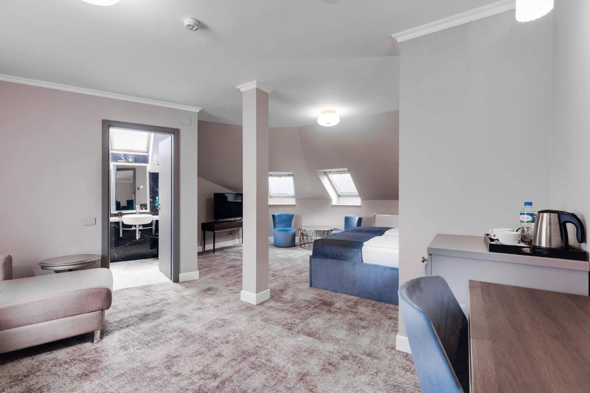 Photo of the whole room, Bed in Hotel Meridian