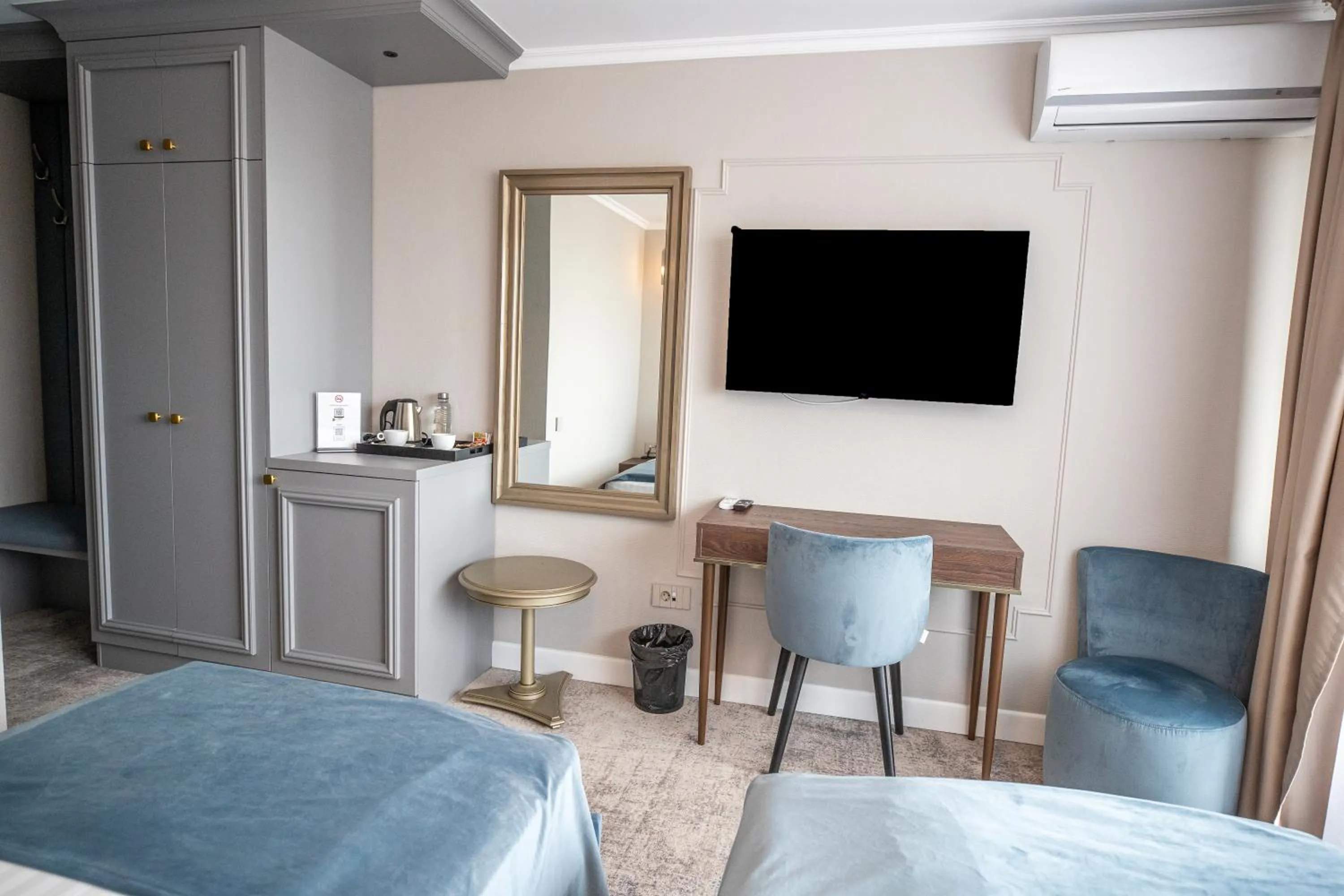 air conditioner, Bed in Hotel Meridian