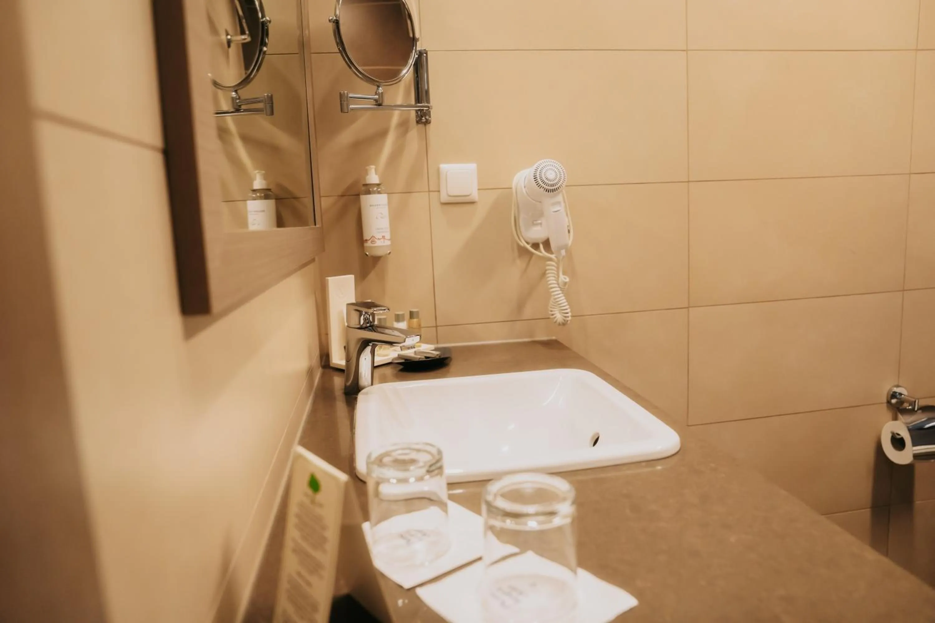 Bathroom in Golden Tulip Kassel Hotel Reiss