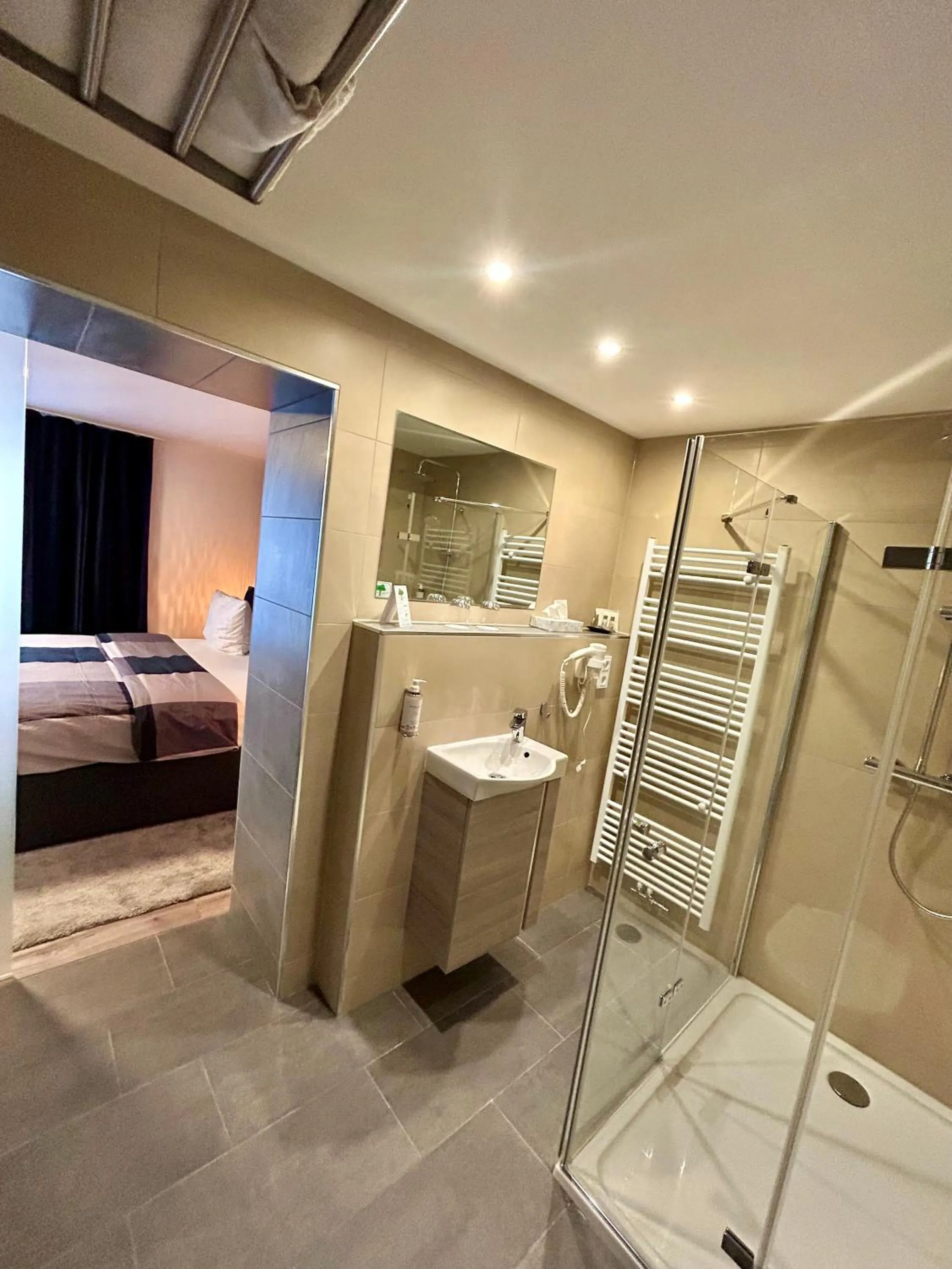 Bathroom, Bed in Golden Tulip Kassel Hotel Reiss