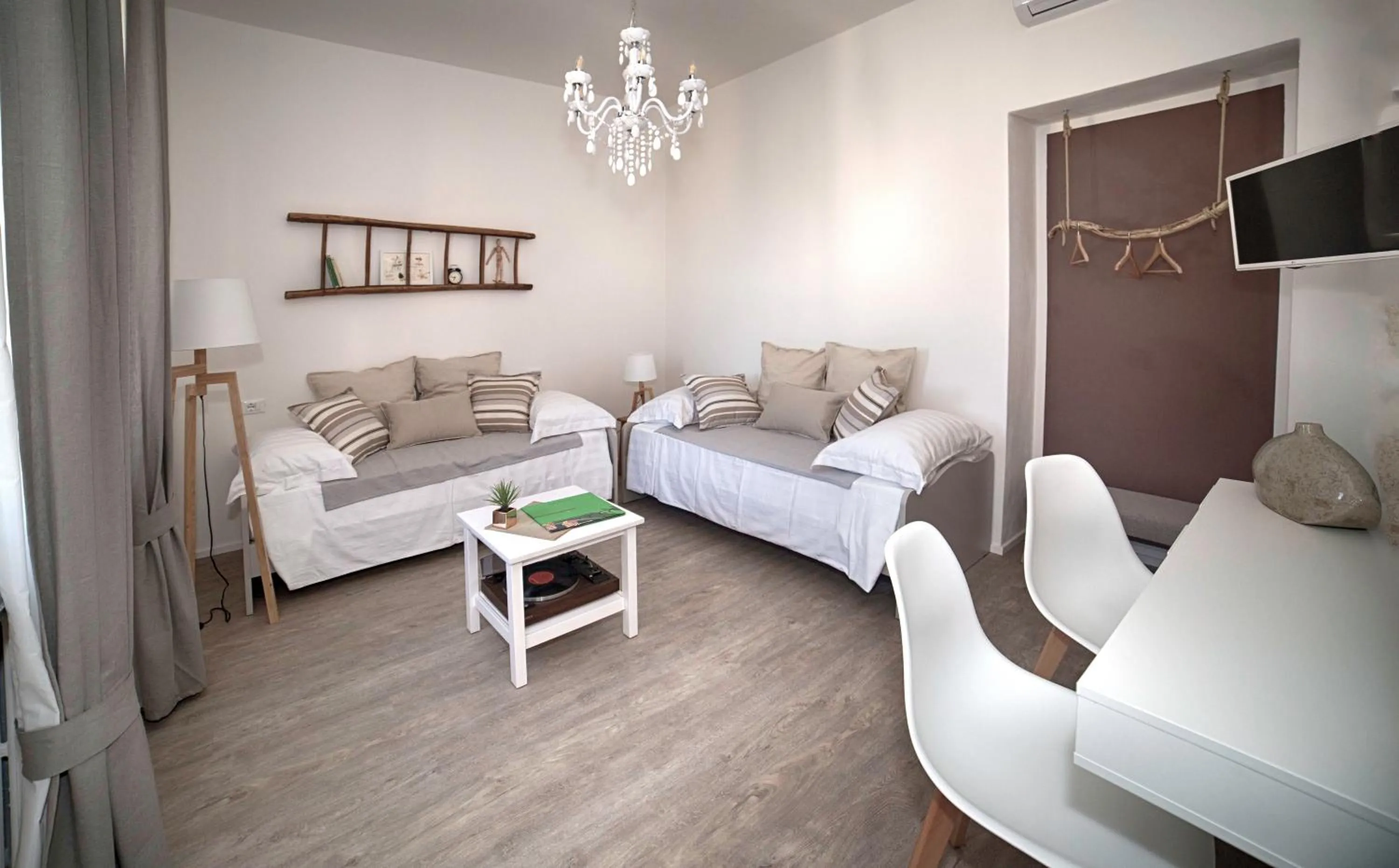 TV and multimedia, Bed in aMarti Suites B&B