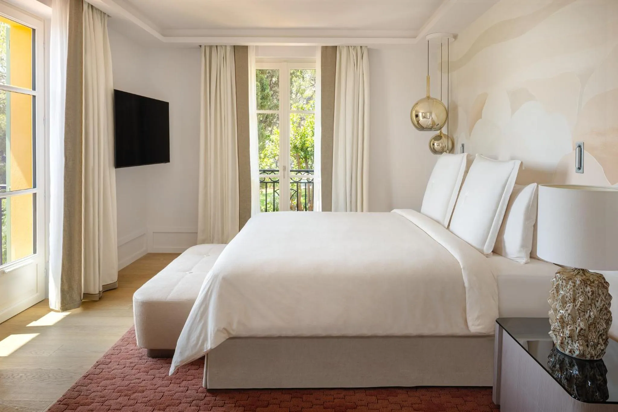 Bed in Grand-Hôtel du Cap-Ferrat, A Four Seasons Hotel