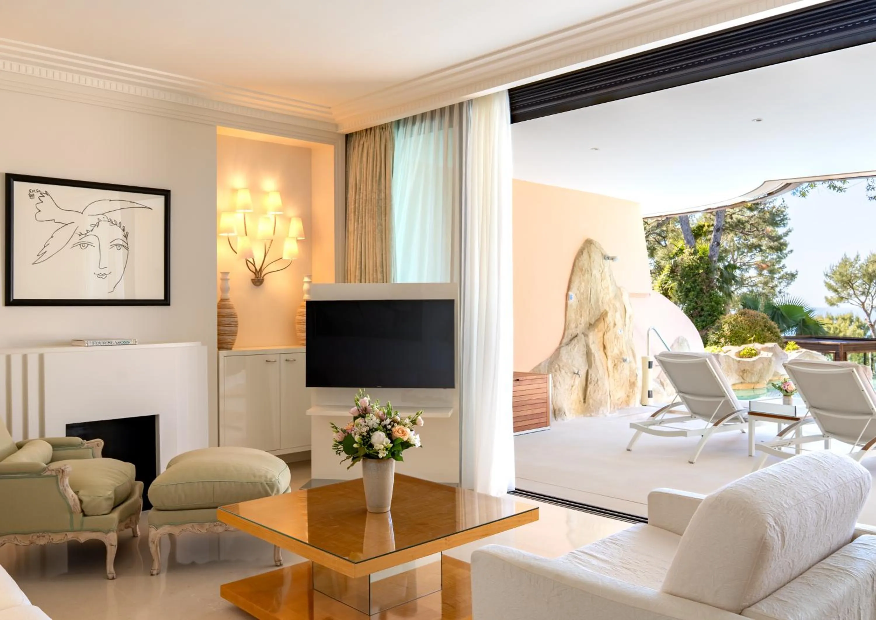 Bed in Grand-Hôtel du Cap-Ferrat, A Four Seasons Hotel