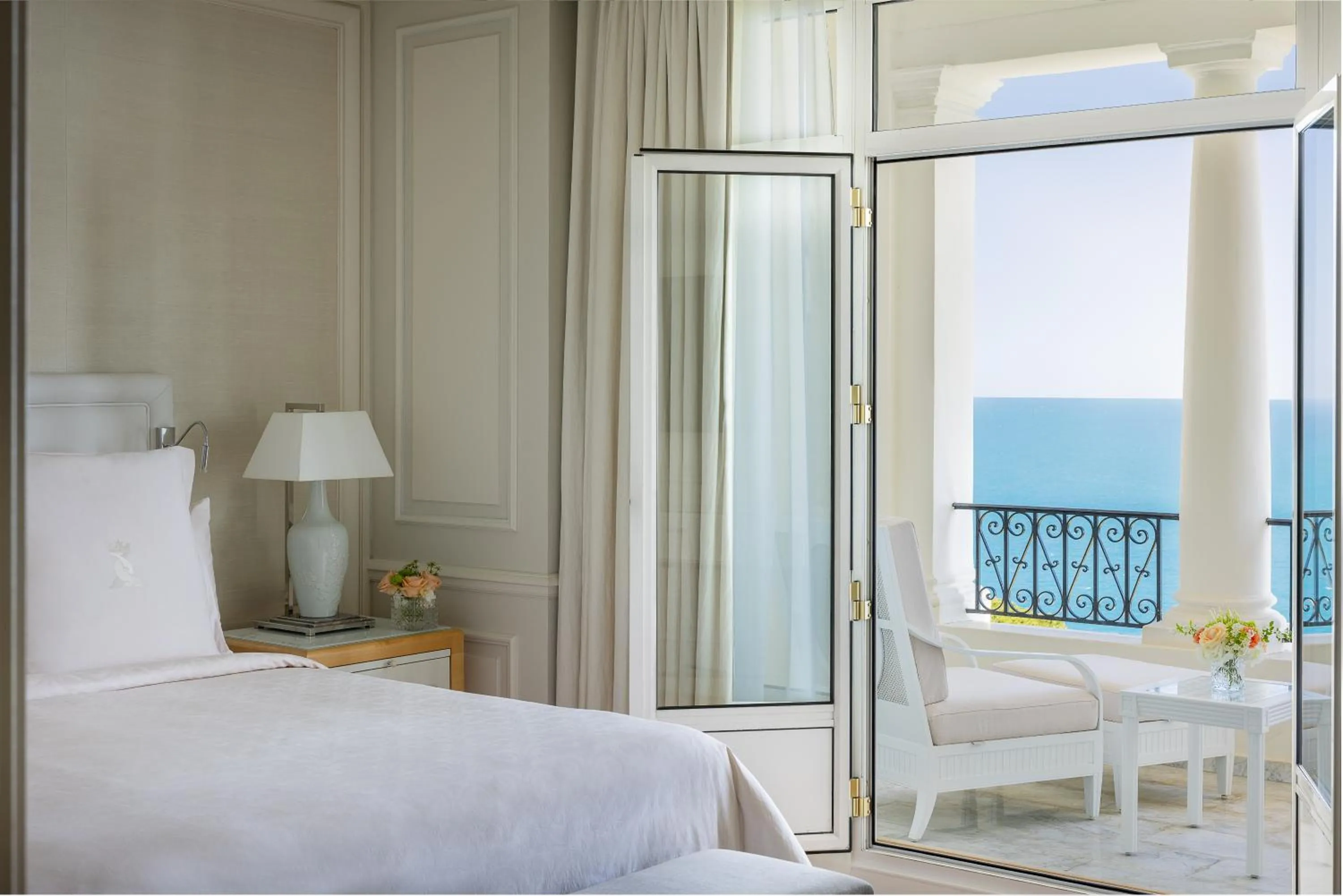Bed in Grand-Hôtel du Cap-Ferrat, A Four Seasons Hotel