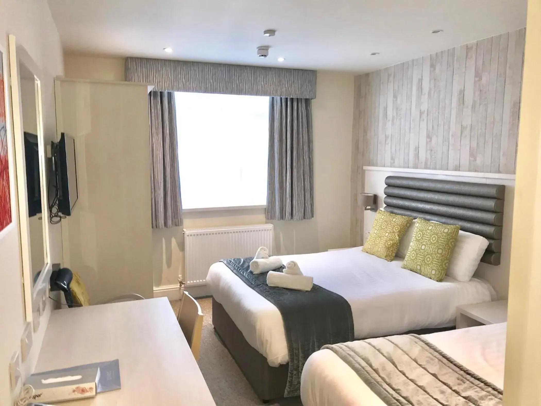 Deluxe Triple Room in St Ives Hotel Deluxe Triple Room in St Ives Hotel