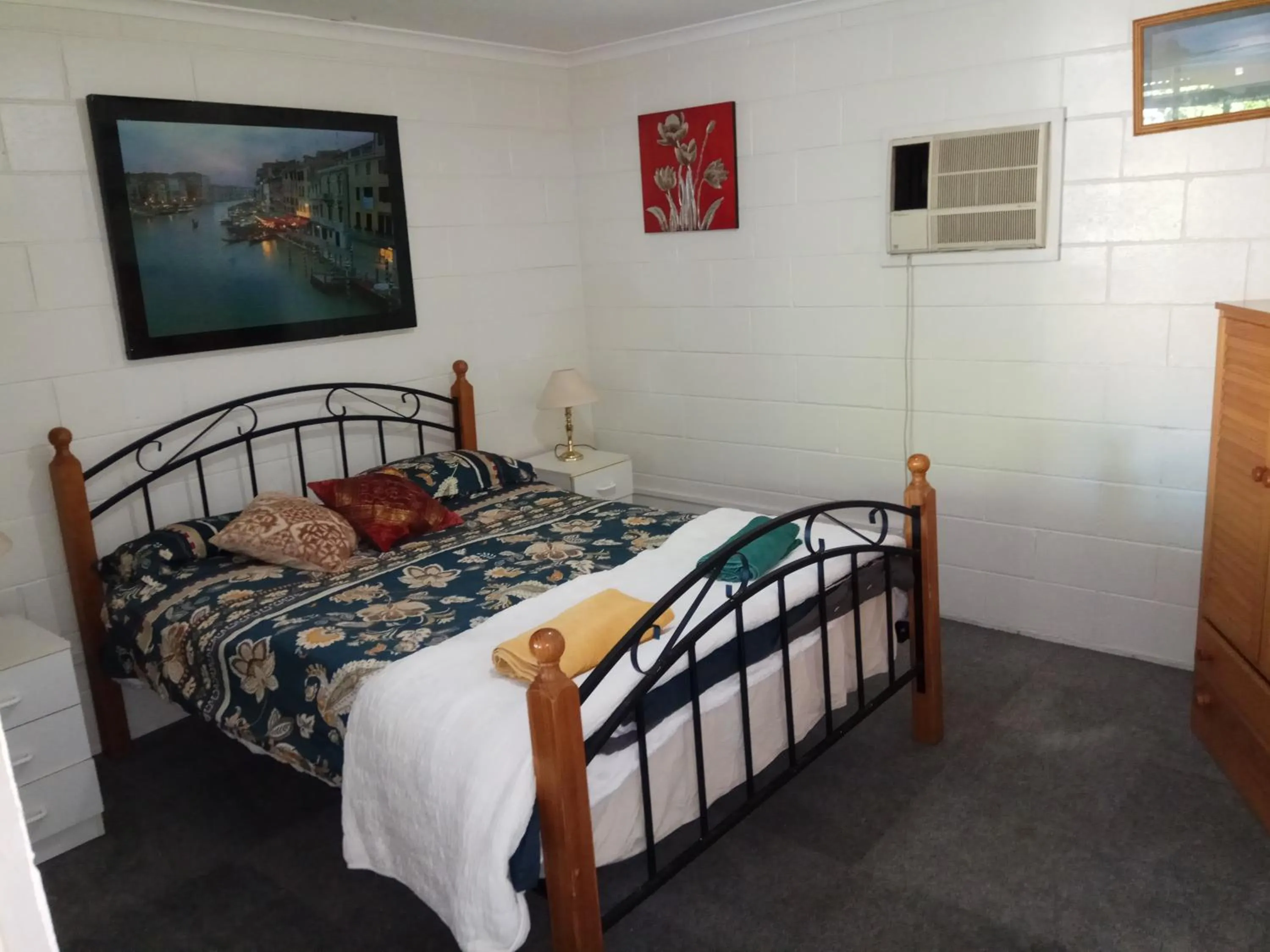 Bed in Burt St gardens