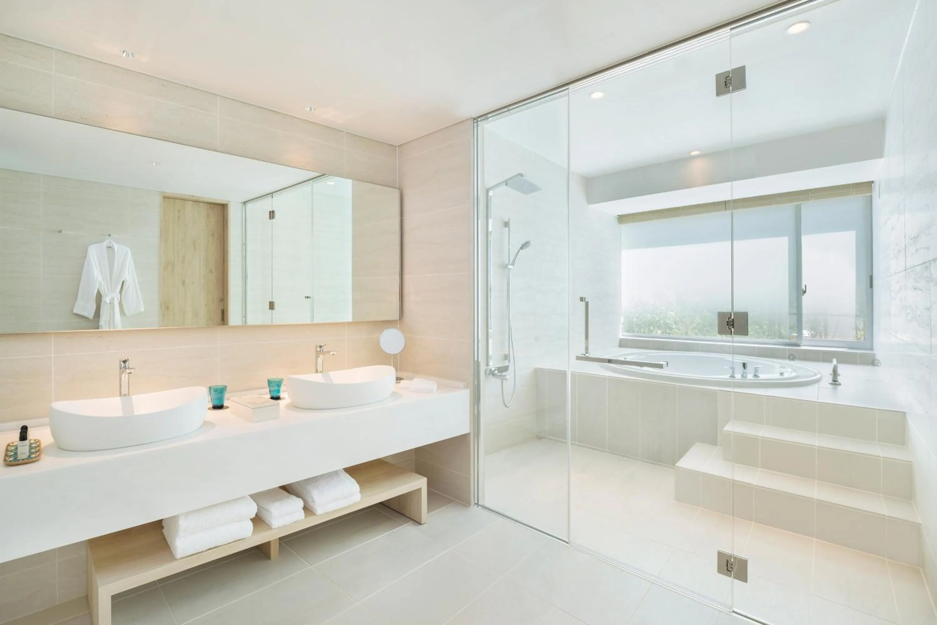 Bathroom in IRAPH SUI, a Luxury Collection Hotel, Miyako Okinawa