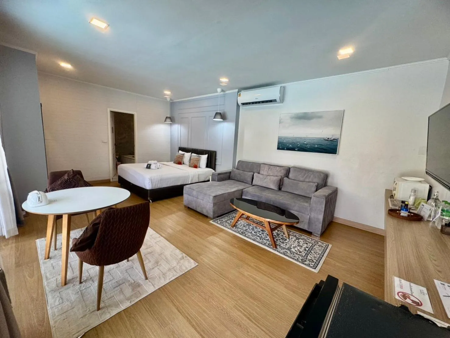 Photo of the whole room, Bed in La Riva Boutique Hotel