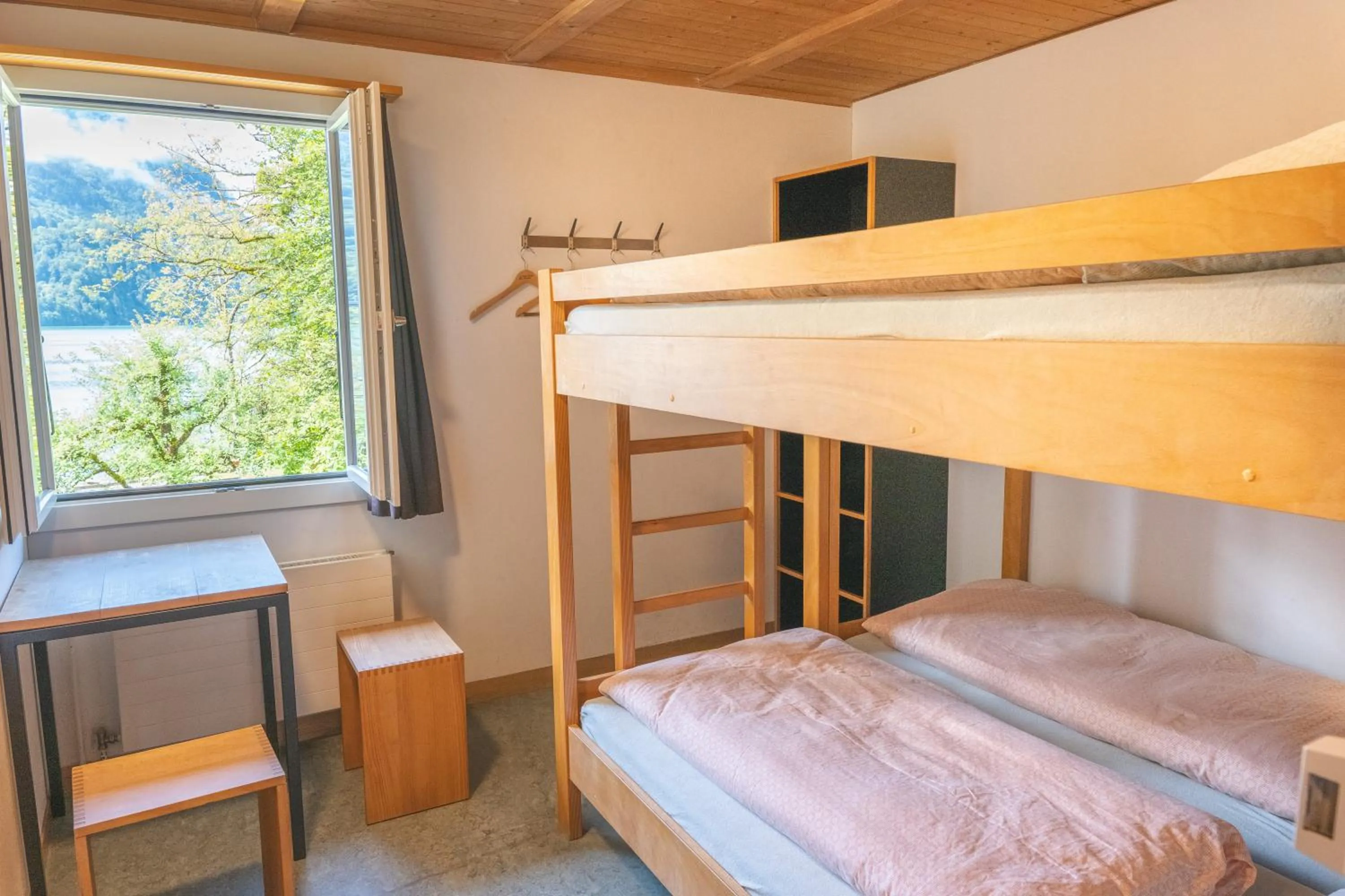 Photo of the whole room, Bed in Brienz Youth Hostel