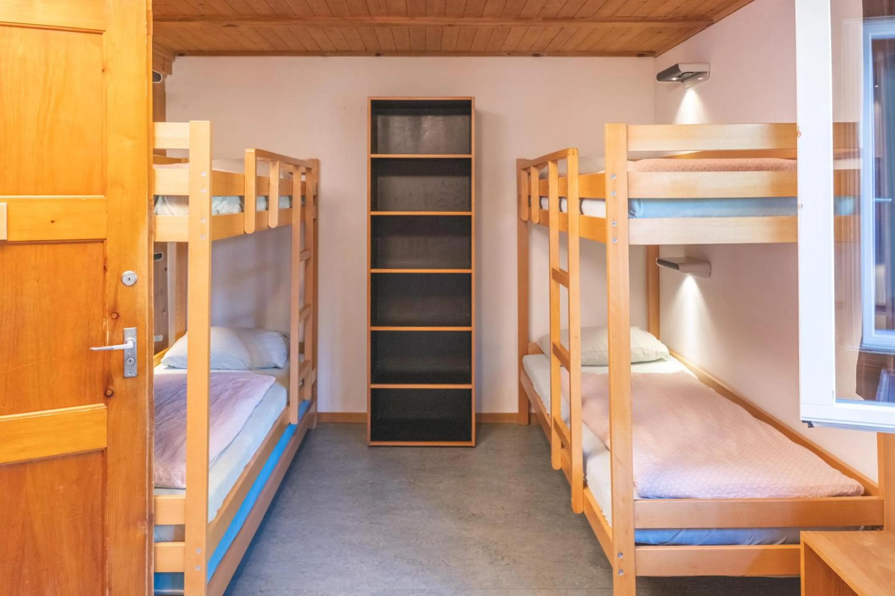 Bedroom, Bed in Brienz Youth Hostel