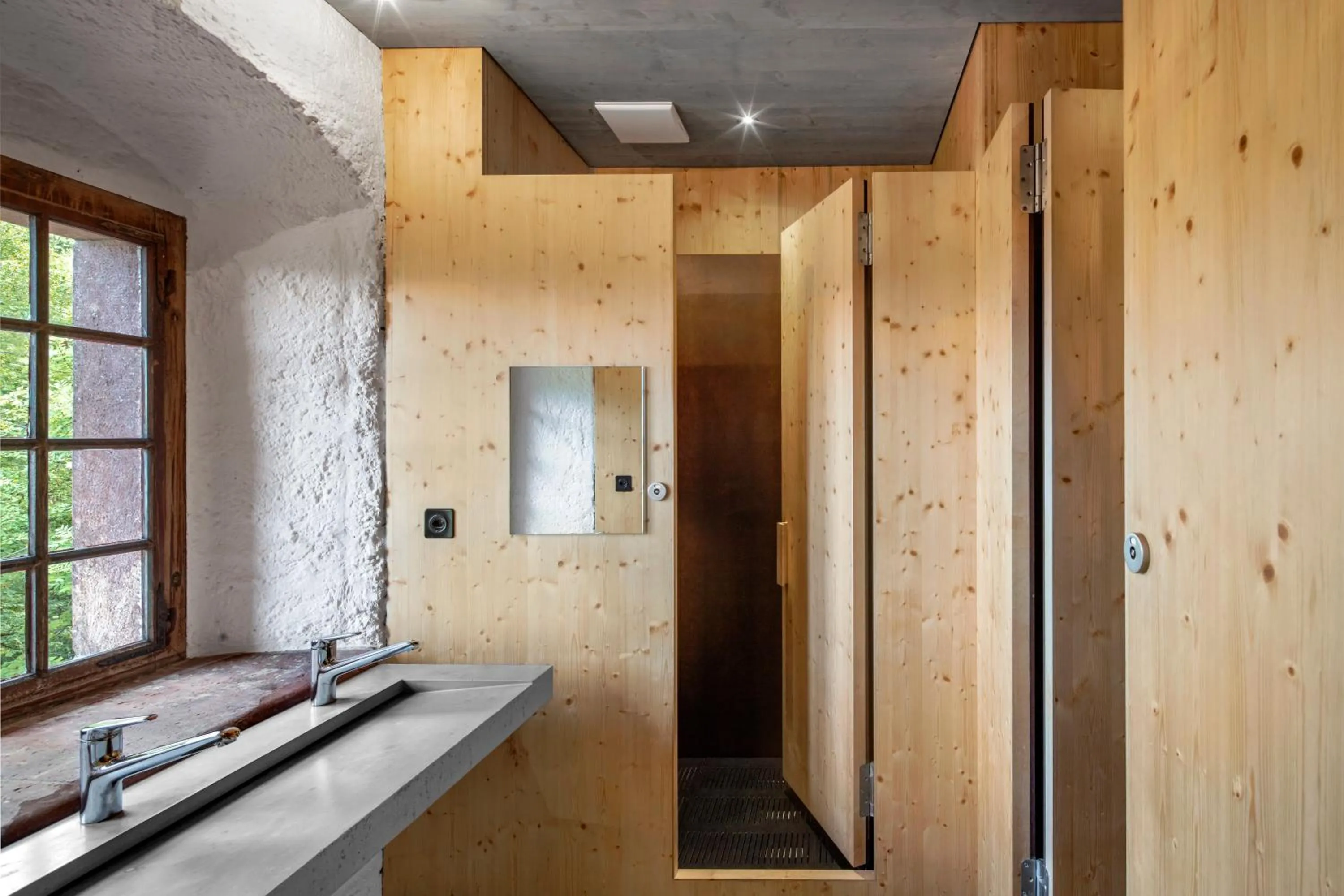Bathroom in Mariastein-Rotberg Youth Hostel