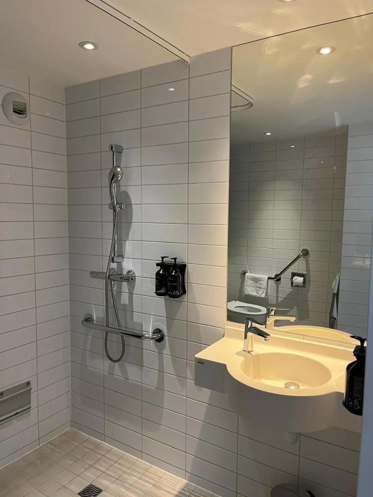 Bathroom in Holiday Inn Express Montpellier - Odysseum by IHG