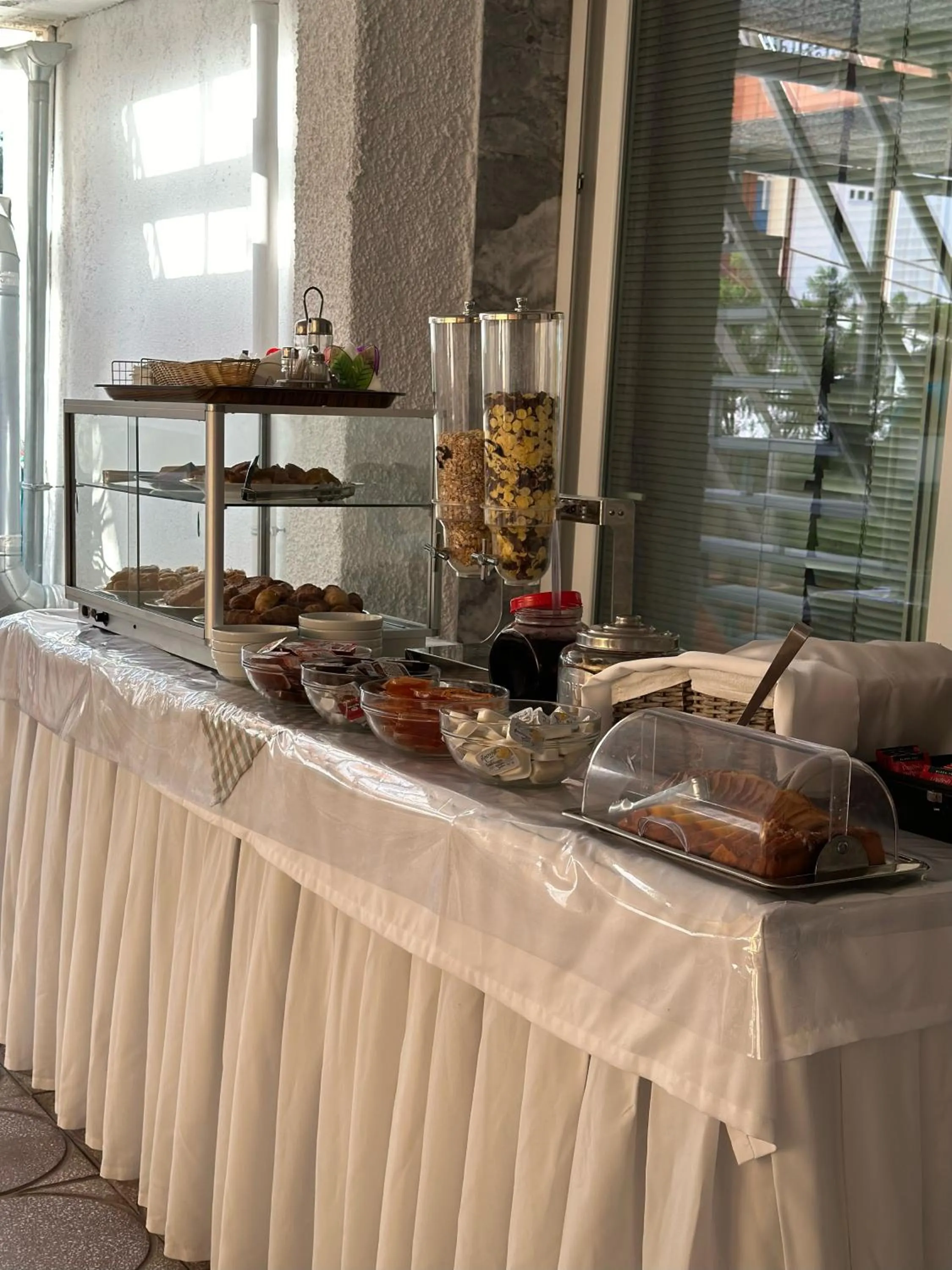 Restaurant/places to eat in Hotel Olympion