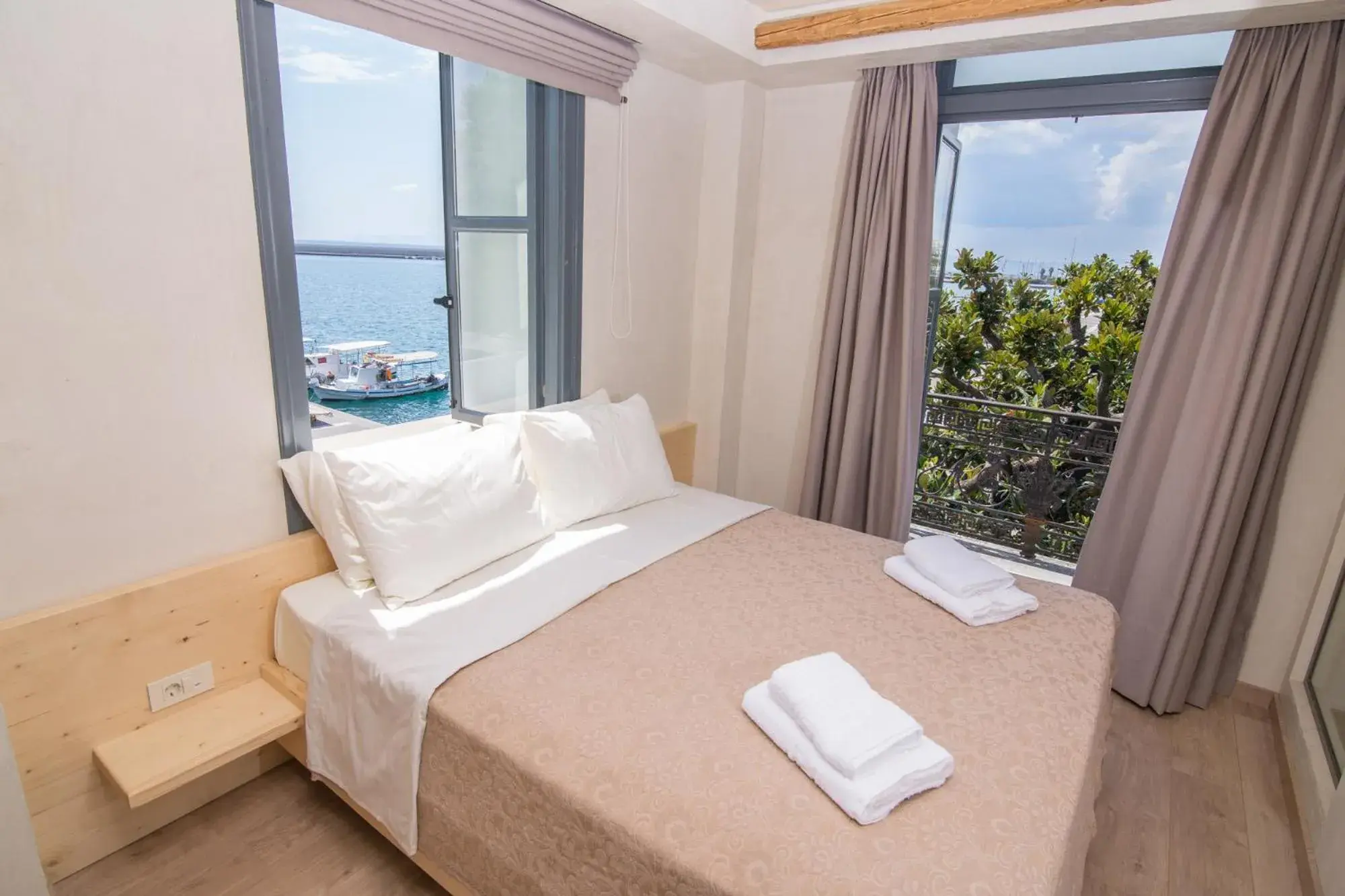 Deluxe Double Room with Balcony and Sea View in Panellinion Luxury Rooms Deluxe Double Room with Balcony and Sea View in Panellinion Luxury Rooms