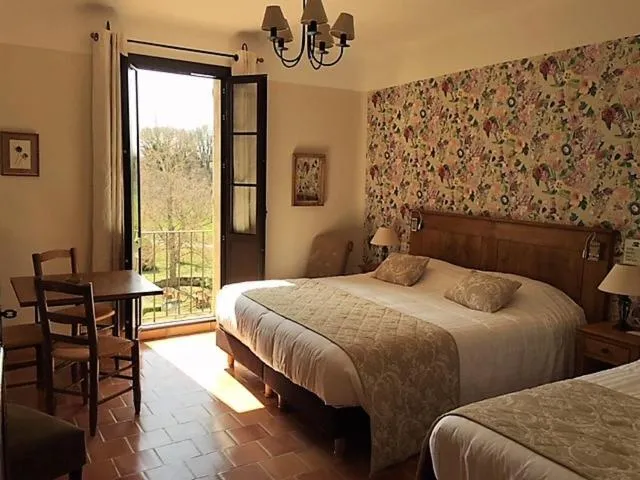 Bedroom, Bed in Charembeau