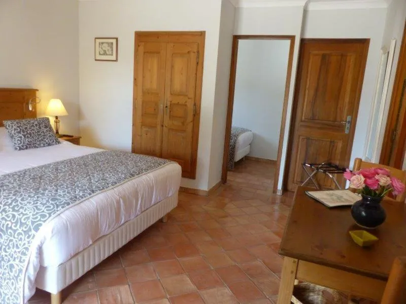 Bedroom, Bed in Charembeau