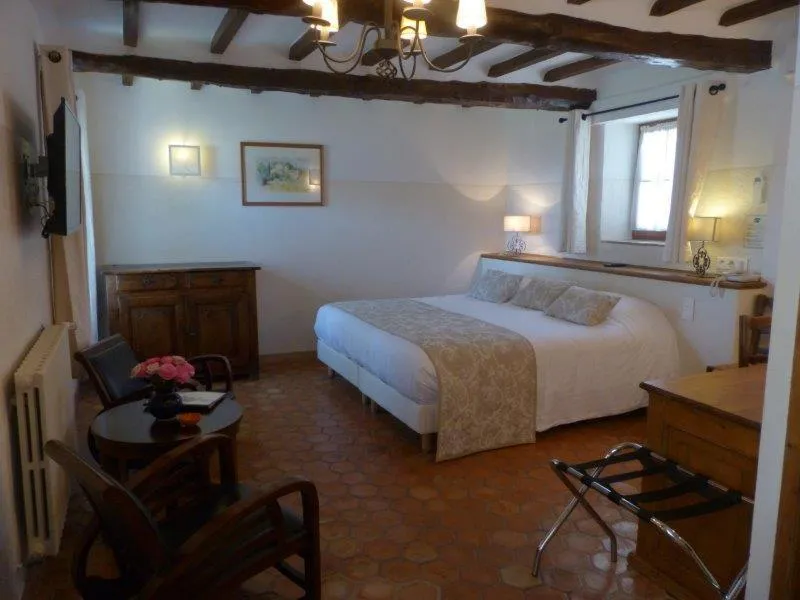 Seating area, Bed in Charembeau